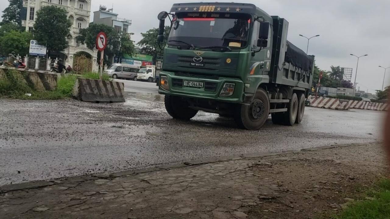 Hậu quả của việc c&aacute;c xe tải trọng lớn n&agrave;y chạy qua khiến vật liệu x&acirc;y dựng rơi v&atilde;i ra đường. Khi ng&agrave;y mưa th&igrave; v&ocirc; c&ugrave;ng bẩn, ng&agrave;y nắng th&igrave; bụi bay m&ugrave; mịt.