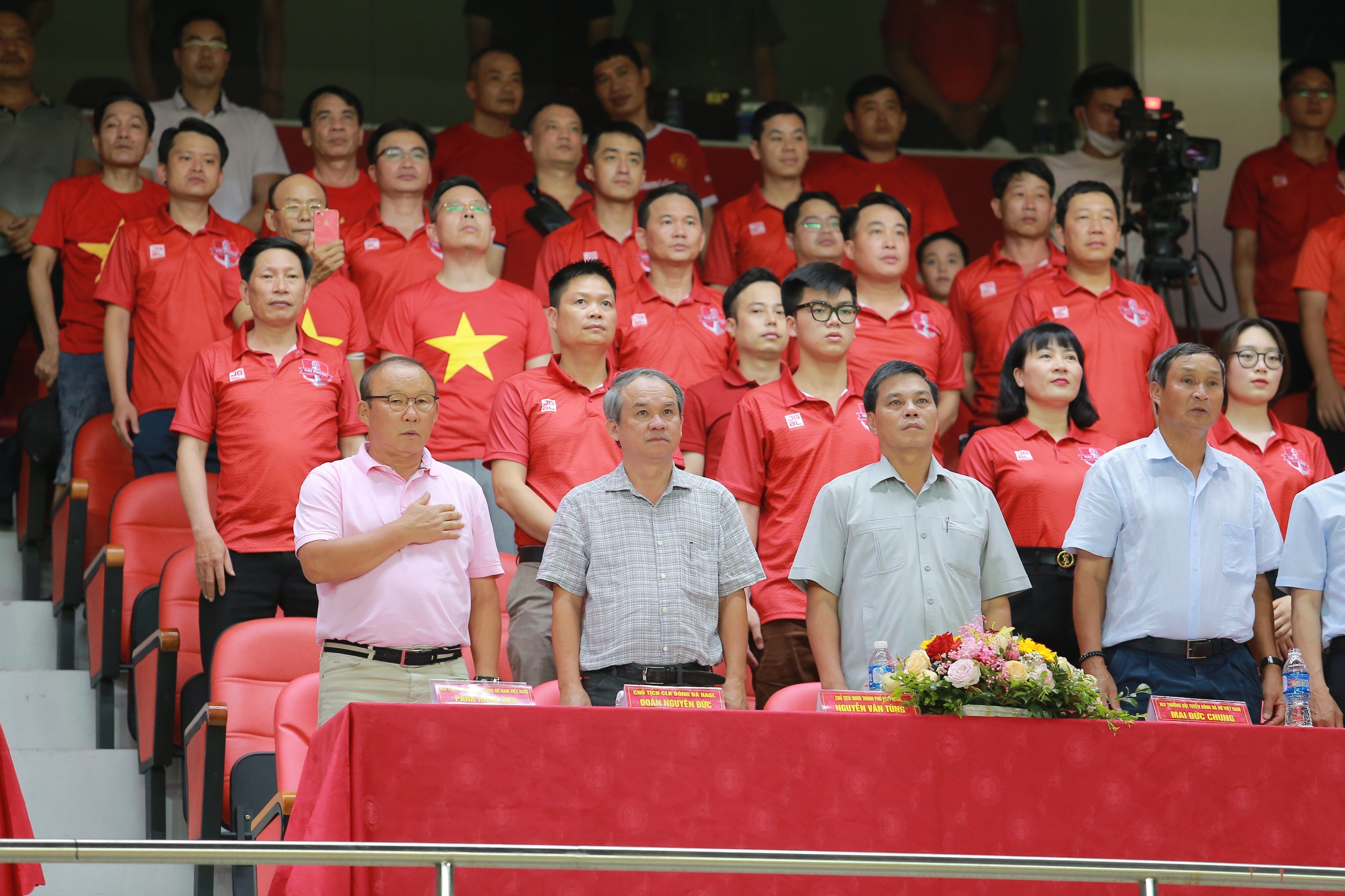 Chiều 4/6, Giải b&oacute;ng đ&aacute; tứ h&ugrave;ng C&uacute;p s&acirc;m Ngọc Linh Kon Tum K5 2022 đ&atilde; khai m&agrave;n tại s&acirc;n Lạch Tray, Hải Ph&ograve;ng. Chủ tịch UBND TP Hải Ph&ograve;ng Nguyễn Văn T&ugrave;ng (thứ 2 từ phải sang), &ocirc;ng bầu Đo&agrave;n Nguy&ecirc;n Đức, HLV Park Hang-seo v&agrave; HLV Mai Đức Chung c&ugrave;ng tới dự lễ khai mạc, cổ vũ c&aacute;c đội b&oacute;ng