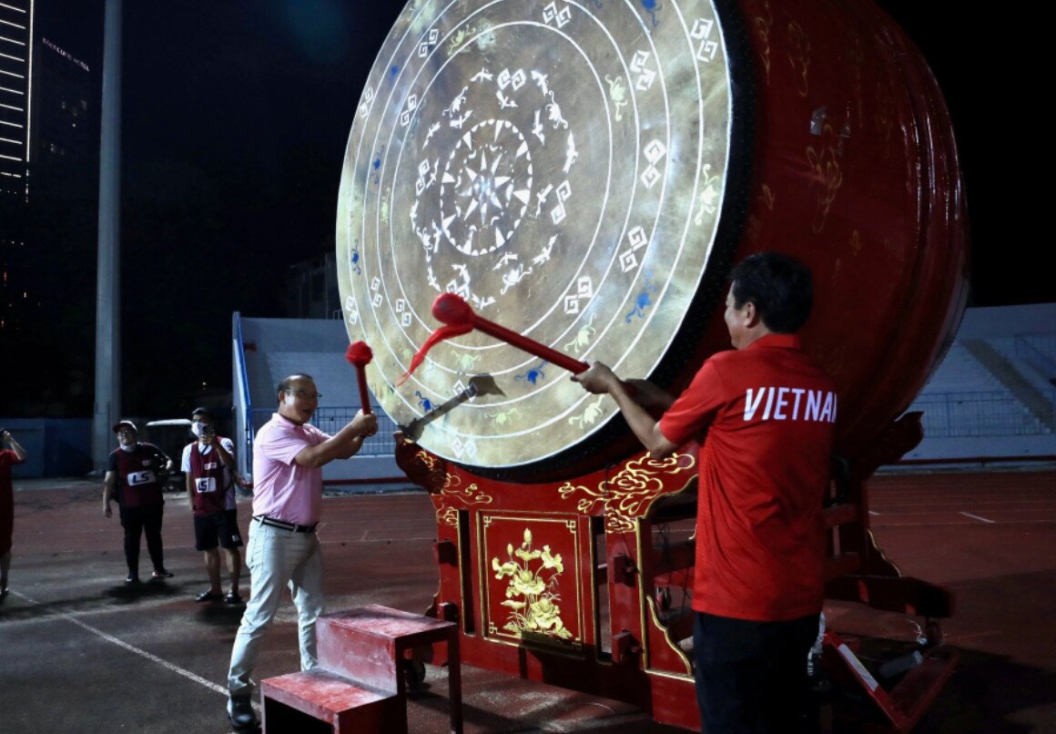 HLV Park v&agrave; Chủ tịch CLB Hải Ph&ograve;ng Văn Trần Ho&agrave;n đ&aacute;nh trống khai mạc giải