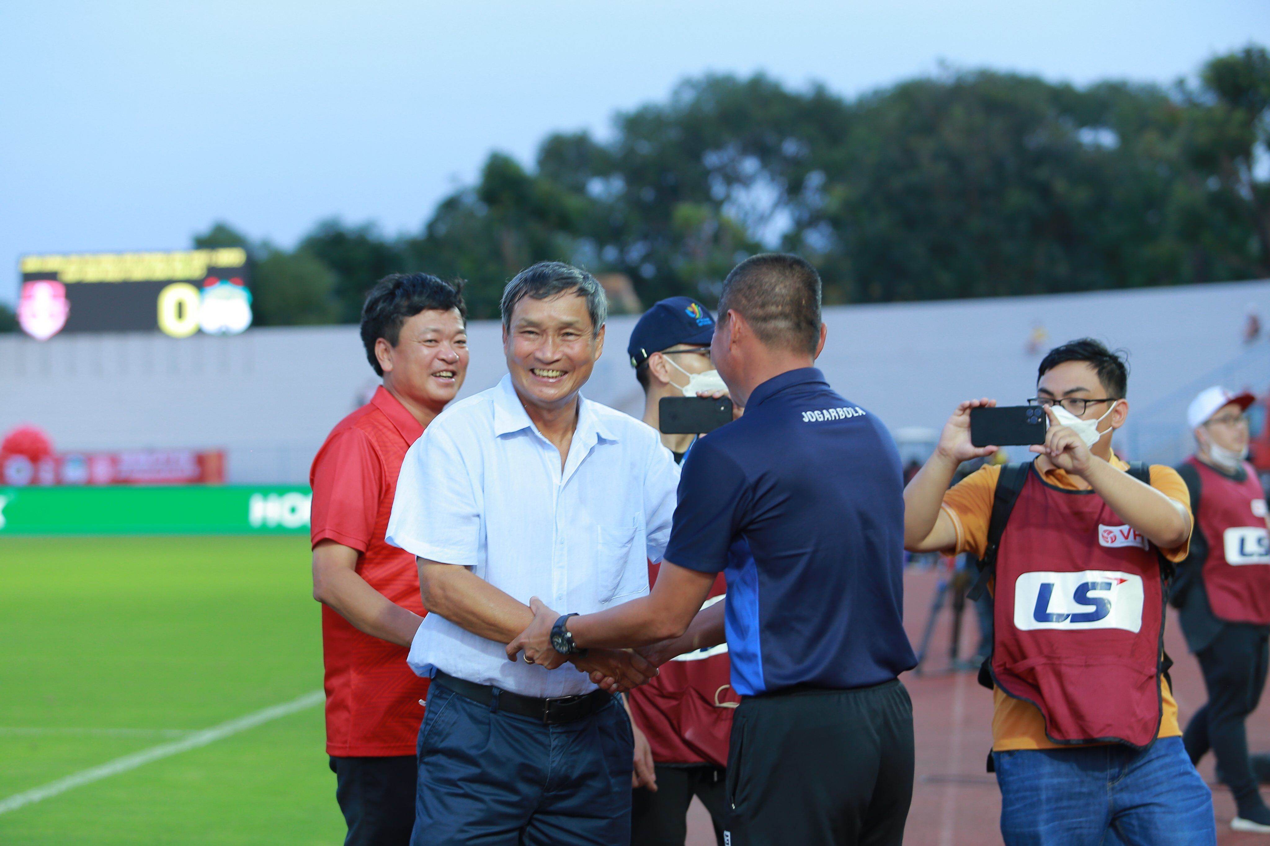 HLV Mai Đức Chung xuống s&acirc;n trực tiếp động vi&ecirc;n HLV Chu Đ&igrave;nh Nghi&ecirc;m của Hải Ph&ograve;ng FC