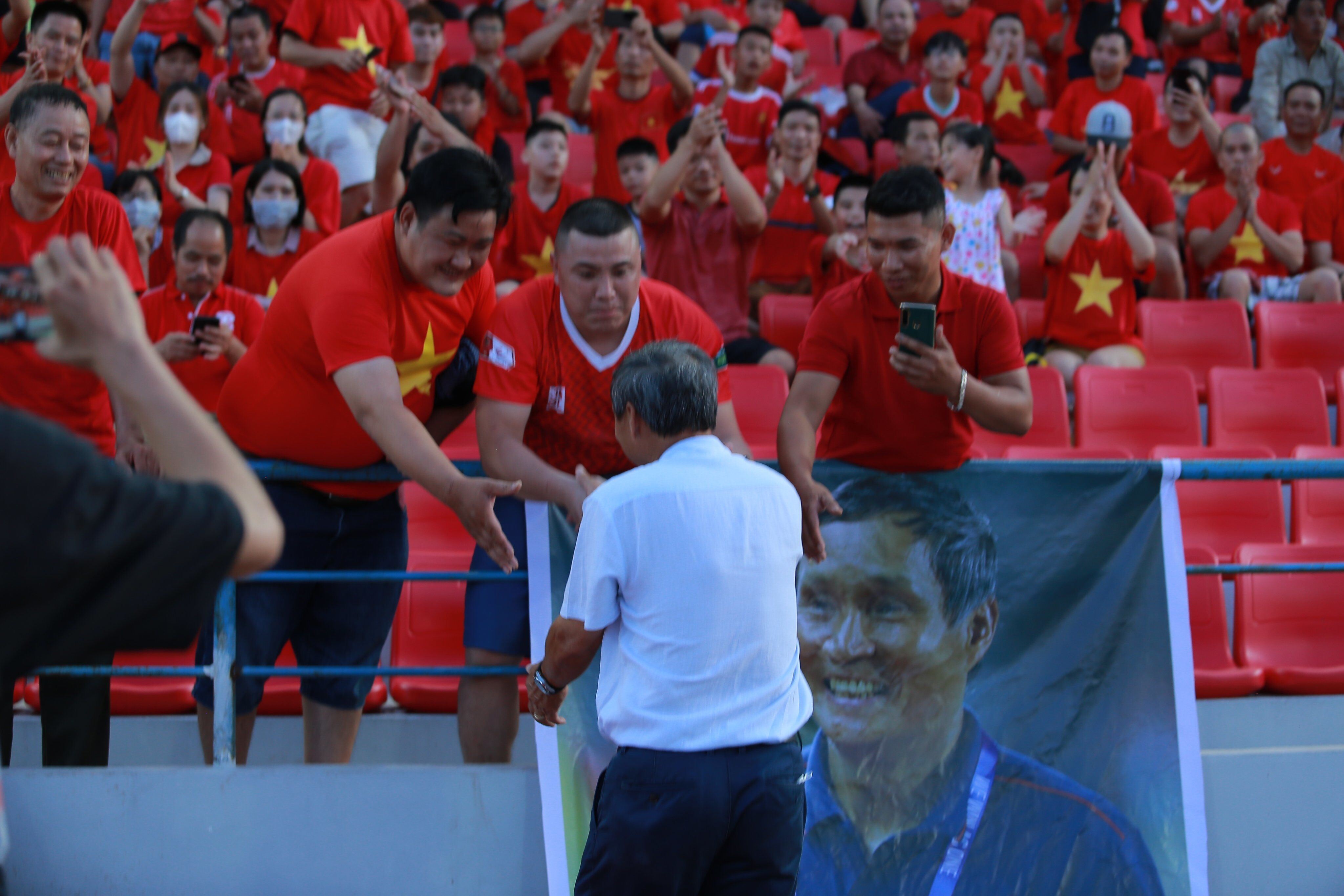 &Ocirc;ng Chung cũng thoải m&aacute;i bắt tay, giao lưu với người h&acirc;m mộ c&oacute; mặt tr&ecirc;n s&acirc;n Lạch Tray