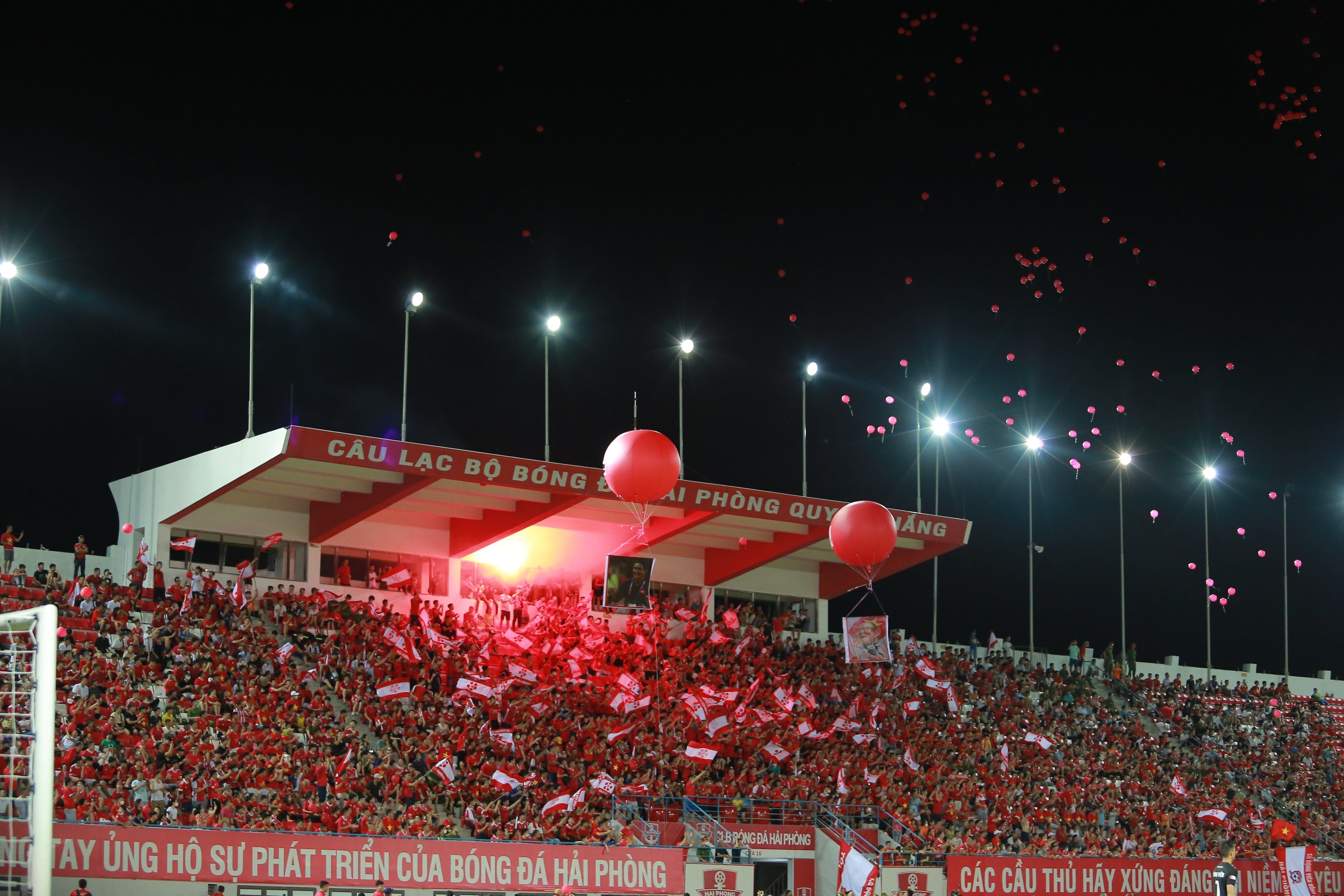 Kh&aacute;n đ&agrave;i s&acirc;n Lạch Tray phủ k&iacute;n một m&agrave;u đỏ, BTC th&ocirc;ng b&aacute;o CĐV v&agrave;o s&acirc;n buộc phải mặc &aacute;o đỏ