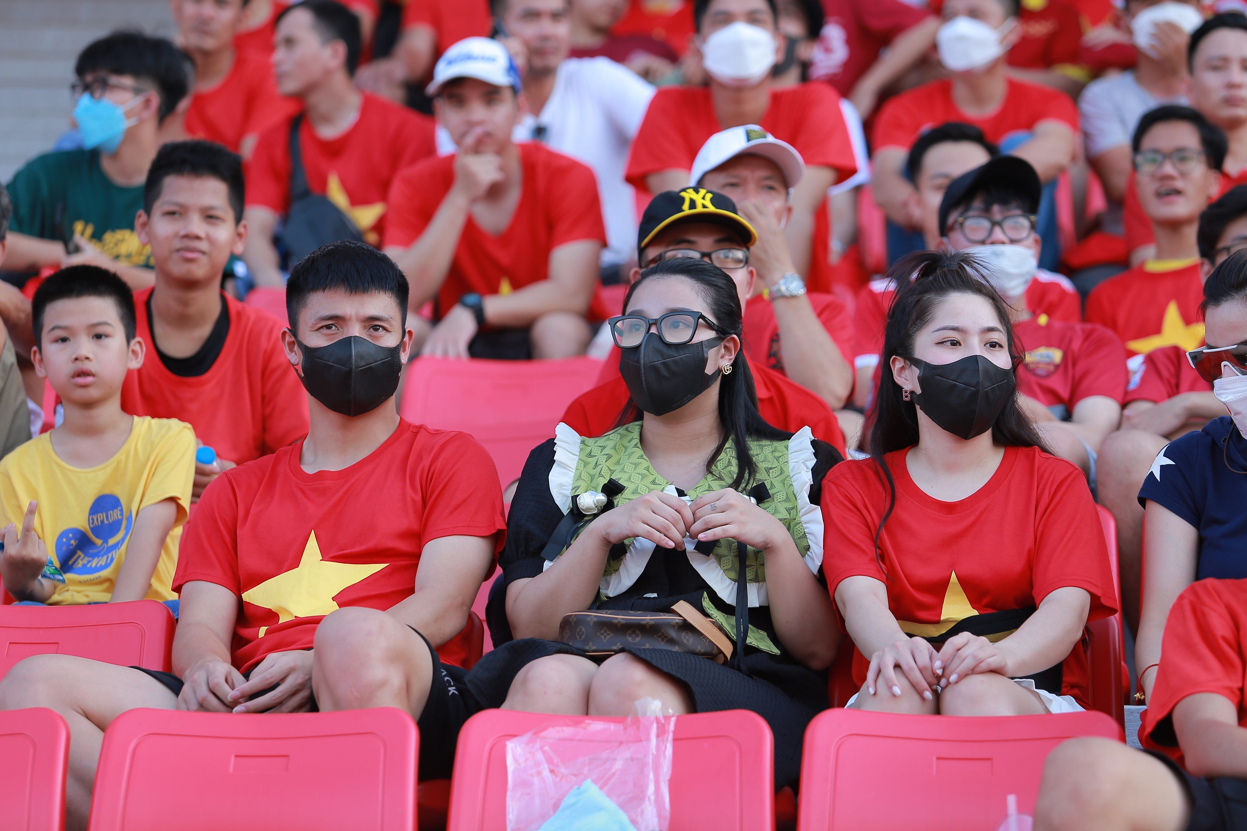 Kh&aacute;nh Linh, vợ Tiến Dũng đang mang bầu con thứ hai n&ecirc;n c&ocirc; kh&ocirc;ng thể mặc &aacute;o đỏ theo quy định