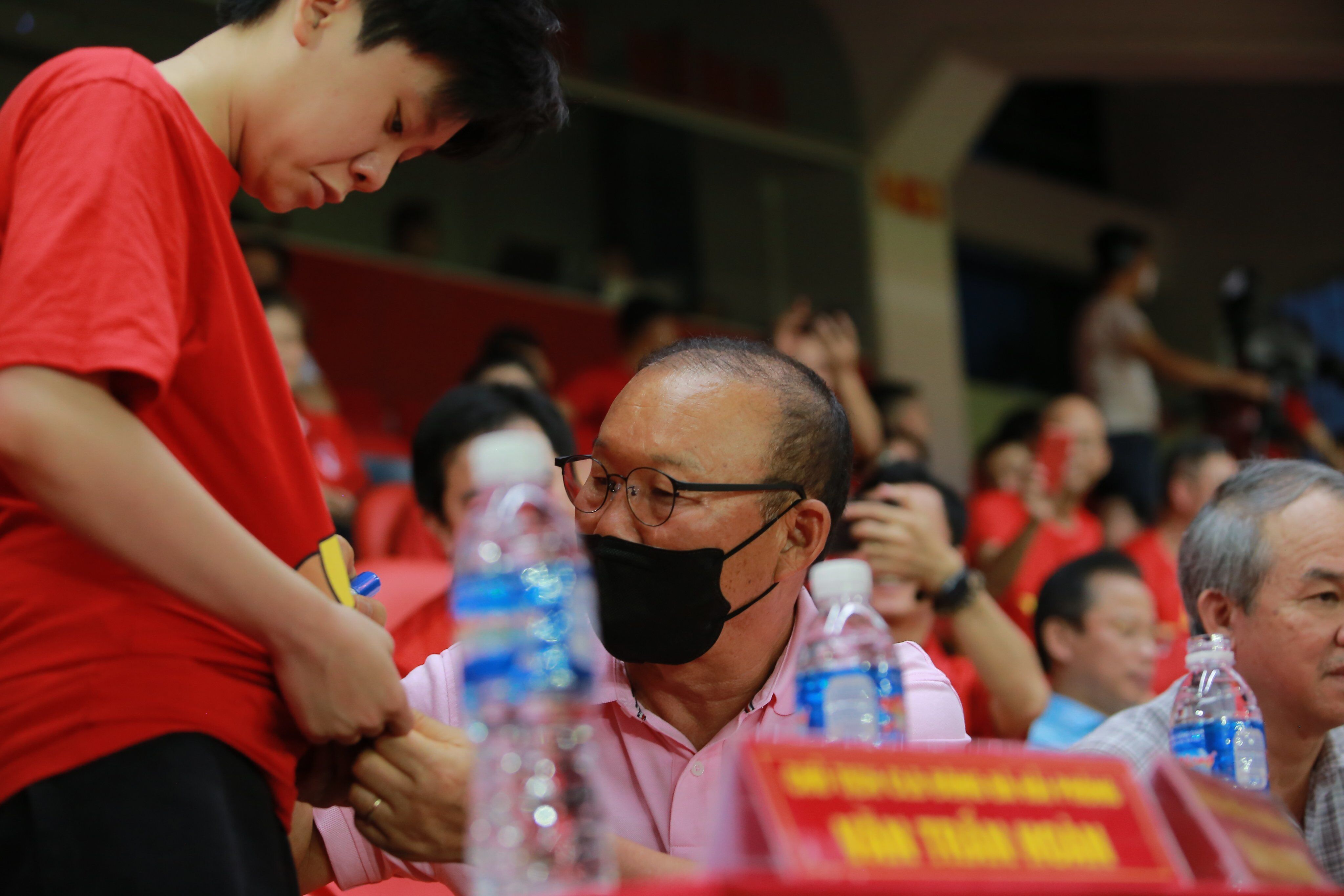 Một CĐV tiến lại gần xin chữ k&yacute; của HLV Park Hang-seo