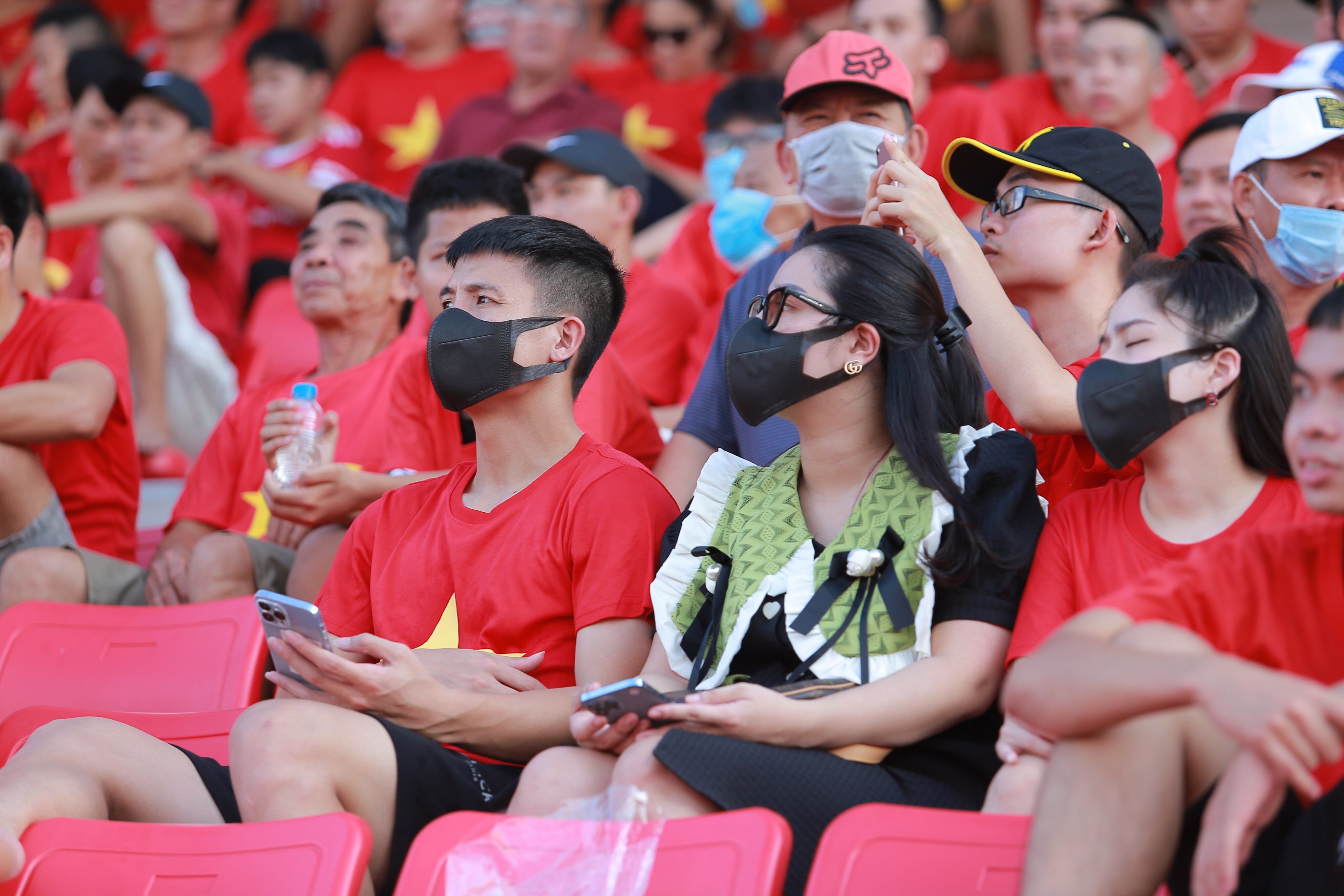 Tr&ecirc;n kh&aacute;n đ&agrave;i, vợ chồng B&ugrave;i Tiến Dũng cũng c&oacute; mặt cổ vũ cho Viettel FC