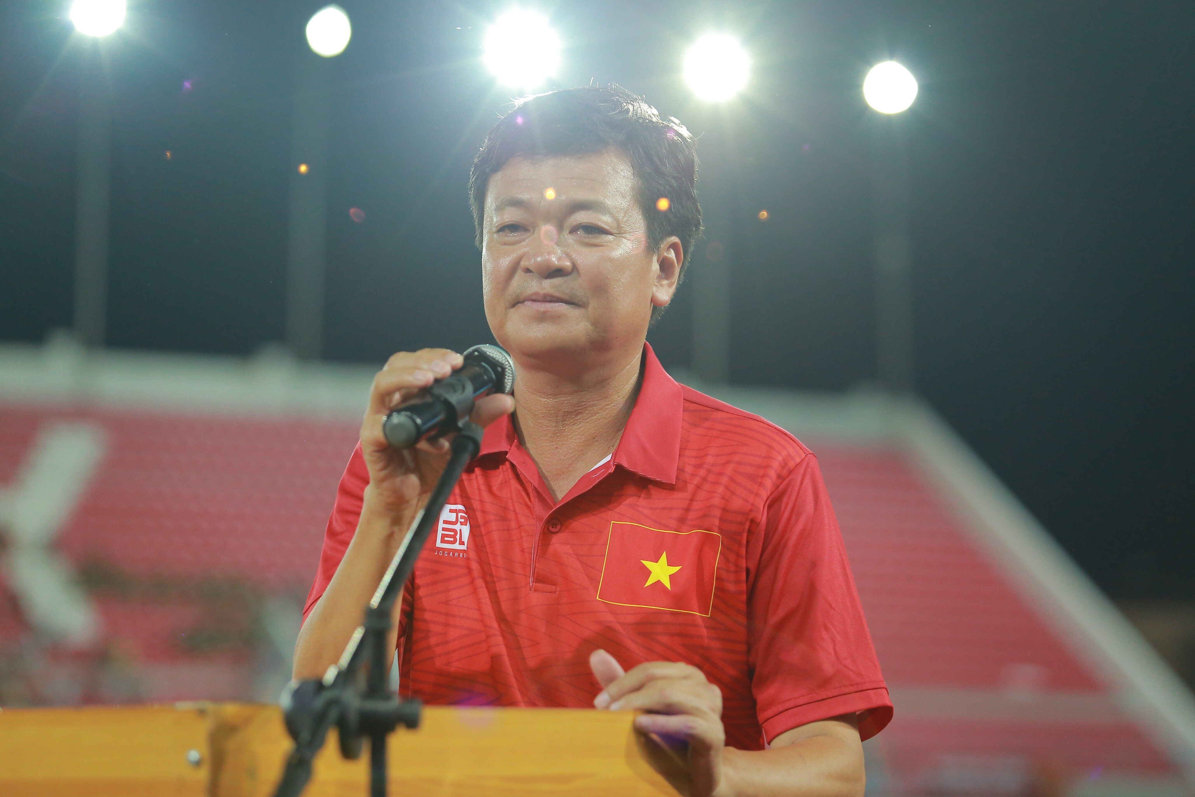 Chủ tịch CLB Hải Ph&ograve;ng Văn Trần Ho&agrave;n ph&aacute;t biểu ch&agrave;o mừng c&aacute;c đội b&oacute;ng dự giải gồm: HAGL, H&agrave; Nội FC, Viettel FC v&agrave; Hải Ph&ograve;ng FC