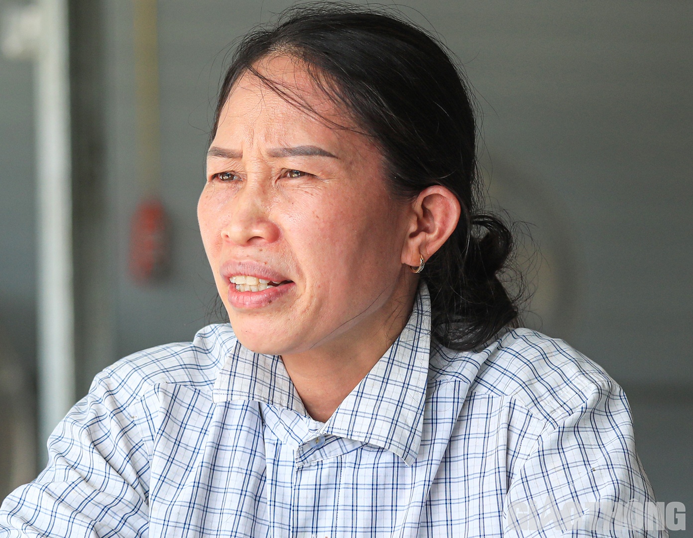 &ldquo;Trước khi đến c&ocirc;ng tr&igrave;nh, chồng đi l&aacute;i m&aacute;y thu nhập được 9 - 10 triệu đồng/th&aacute;ng, t&ocirc;i b&aacute;n h&agrave;ng ăn s&aacute;ng đủ đồng ra đồng v&agrave;o cho con c&aacute;i ăn học v&agrave; c&aacute;c vấn đề sinh hoạt của gia đ&igrave;nh. Thế nhưng, từ th&aacute;ng 4/2021, dịch Covid-19 ập tới, h&agrave;ng ăn phải đ&oacute;ng cửa, thu nhập l&aacute;i m&aacute;y của chồng chưa được 3 triệu đồng/th&aacute;ng. Đ&uacute;ng l&uacute;c ấy biết được tin Đ&egrave;o Cả tuyển người l&agrave;m c&ocirc;ng tr&igrave;nh hầm, sẵn nghề h&agrave;ng ăn m&igrave;nh xin v&agrave;o l&agrave;m cấp dưỡng, hai th&aacute;ng sau đ&oacute; (1/2022) rủ chồng c&ugrave;ng v&agrave;o. Việc con c&aacute;i lại nhờ &ocirc;ng b&agrave; nội đỡ đần&rdquo;, chị Vinh kể.