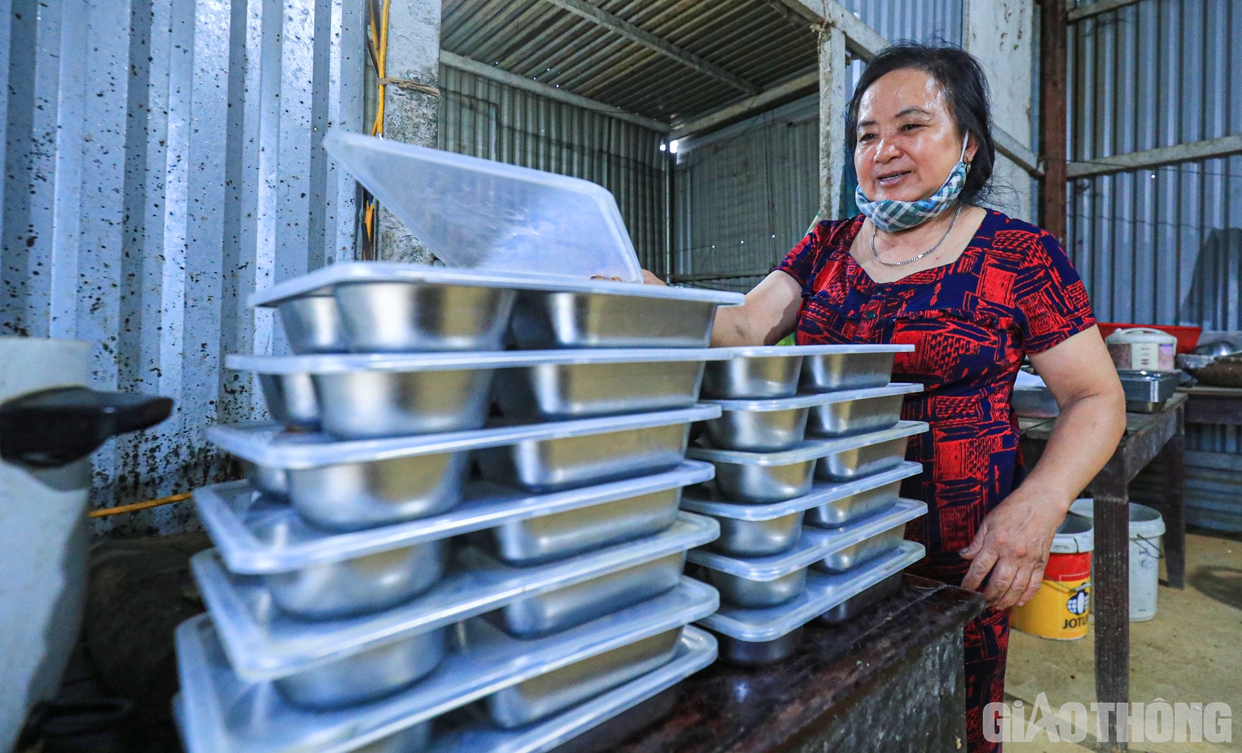 C&aacute;ch khu vực c&ocirc;ng trường 15 km, h&agrave;ng ng&agrave;y, U Quy&ecirc;n vẫn đều đặn di chuyển về nh&agrave; v&agrave;o mỗi buổi chiều tối kết th&uacute;c ca l&agrave;m việc. &ldquo;C&oacute; c&ocirc; Mai san sẻ, m&igrave;nh được về sớm. Nếu chỉ c&oacute; một m&igrave;nh, U sẽ l&agrave;m th&ocirc;ng đến 23h&rdquo;, U Quy&ecirc;n n&oacute;i v&agrave; cho biết, h&agrave;ng ng&agrave;y, 5h sẽ thức giấc, sau đ&oacute; chạy ra mua đồ ăn cho c&ocirc;ng trường ở khu chợ gần nh&agrave;. &ldquo;M&igrave;nh l&agrave; người bản địa, mua b&aacute;n đồ ăn rẻ hơn, c&ugrave;ng l&agrave; 20.000 đồng/suất nhưng c&oacute; thể xoay xở được để anh em ăn được nhiều hơn, ngon hơn&rdquo;, U Quy&ecirc;n chia sẻ.