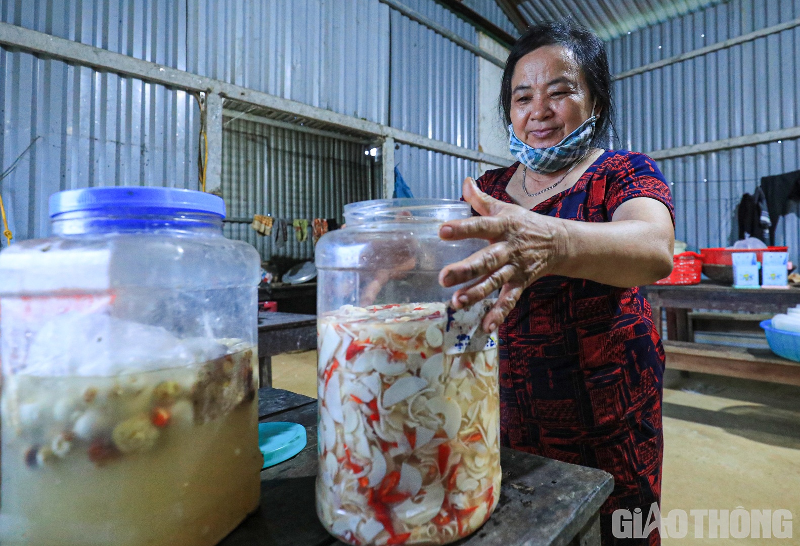 Nhắc tới chuyện gia đ&igrave;nh, U Quy&ecirc;n nhẹ nh&agrave;ng t&acirc;m sự: Bố mẹ v&agrave; chồng mất cả rồi. Giờ chỉ c&oacute; U v&agrave; hai thằng con trai. Đứa lớn mở cửa h&agrave;ng sửa chữa xe m&aacute;y ở nh&agrave;. Con trai thứ hai l&aacute;i xe cho Xu&acirc;n Trường. &ldquo;Cũng chưa c&oacute; thằng n&agrave;o lấy vợ n&ecirc;n U cũng chưa vướng bận ch&aacute;u chắt, vẫn to&agrave;n t&acirc;m to&agrave;n &yacute; cho cao tốc được. Lương th&aacute;ng kh&ocirc;ng cao, chỉ được hơn 5 triệu nhưng c&oacute; nhiều niềm vui nhỏ chẳng thể kể hết bằng lời&rdquo;, miệng nhoẻn cười, U Quy&ecirc;n n&oacute;i.