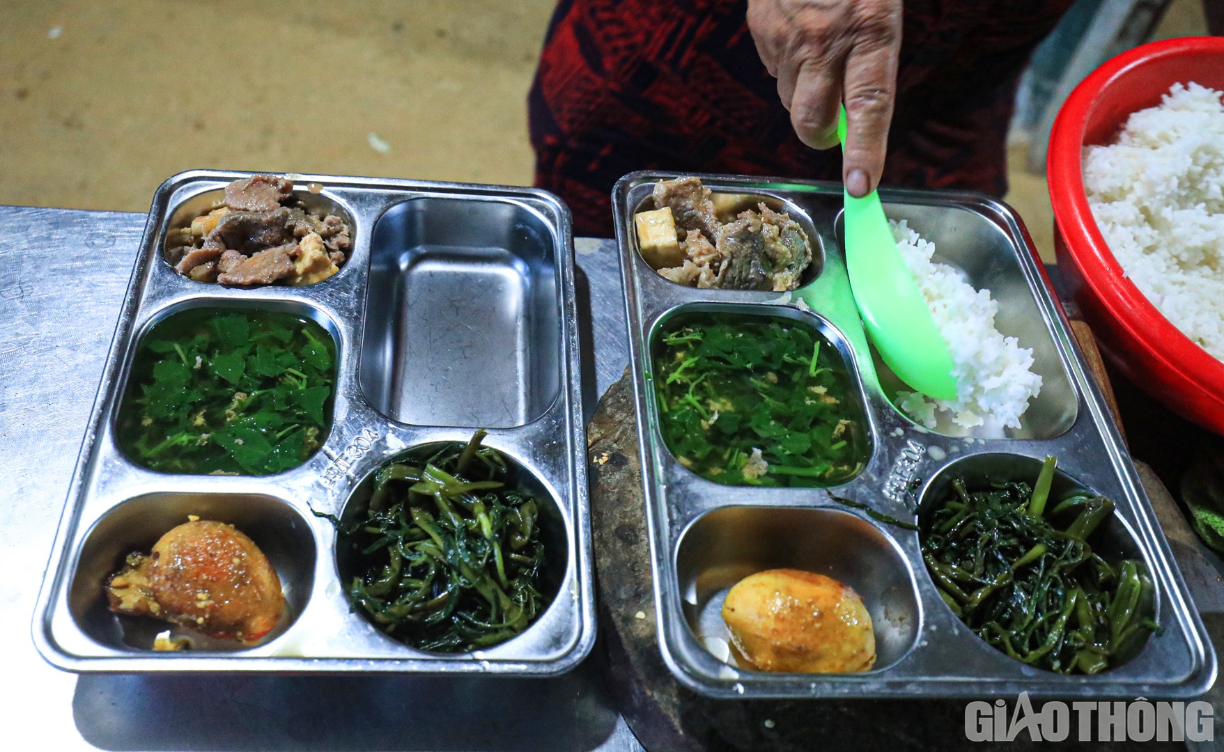 Cũng theo U Quy&ecirc;n, việc bố tr&iacute; đồ ăn tại c&ocirc;ng trường được thay đổi li&ecirc;n tục. Một v&agrave;i ng&agrave;y trước ăn thịt, một v&agrave;i ng&agrave;y sau ăn c&aacute;. Để bữa cơm m&igrave;nh l&agrave;m ra kh&ocirc;ng nh&agrave;m ch&aacute;n, mỗi l&uacute;c c&ocirc;ng nh&acirc;n ngồi ăn, U lại hỏi han xem bữa sau th&iacute;ch ăn g&igrave; th&igrave; l&agrave;m c&aacute;i đ&oacute; trong khoảng tiền cho ph&eacute;p.