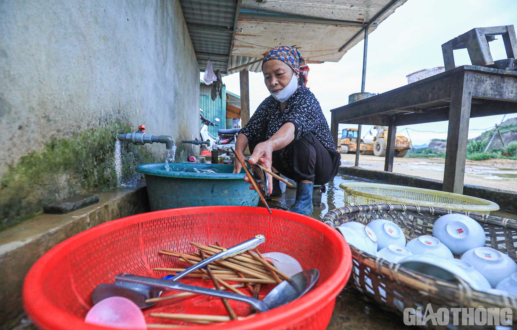 &ldquo;C&ocirc;ng nh&acirc;n ăn xong lại quay về nh&agrave; ăn dọn dẹp b&aacute;t đũa. Khoảng 8h, U Quy&ecirc;n sẽ cho gạo v&agrave;o nấu cơm, m&igrave;nh lại quay ra nhặt rau. Trong khoảng 2 tiếng, đến 10h phải đảm bảo xong cơm l&ecirc;n khay để c&ocirc;ng nh&acirc;n l&agrave;m ca 11h kịp giờ ăn. Tất bật xong cơm bữa ch&iacute;nh cho ca l&agrave;m cuối c&ugrave;ng (19h), 23h mọi người đi l&agrave;m về, d&ugrave; chẳng y&ecirc;u cầu, song, U vẫn dậy cắm ấm nước để họ pha mỳ ăn đ&ecirc;m&rdquo;, U Mai t&acirc;m sự.