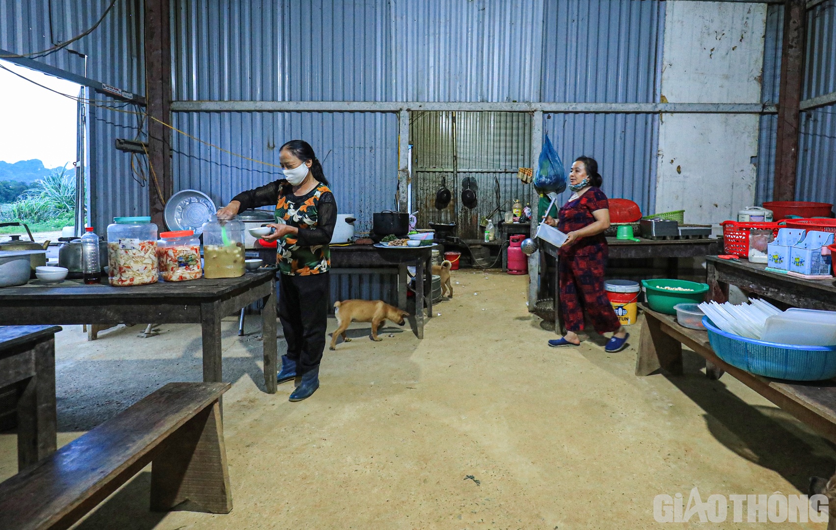 Gần hai năm qua kể từ ng&agrave;y khởi c&ocirc;ng g&oacute;i thầu XL10 cao tốc Bắc - Nam đoạn Mai Sơn - QL45, &ldquo;U Mai&rdquo; v&agrave; &ldquo;U Quy&ecirc;n&rdquo; l&agrave; hai c&aacute;i t&ecirc;n th&acirc;n thương h&agrave;ng trăm c&ocirc;ng nh&acirc;n của nh&agrave; thầu Xu&acirc;n Trường d&agrave;nh cho hai người phụ nữ phụ tr&aacute;ch hậu cần tại l&aacute;n trại.