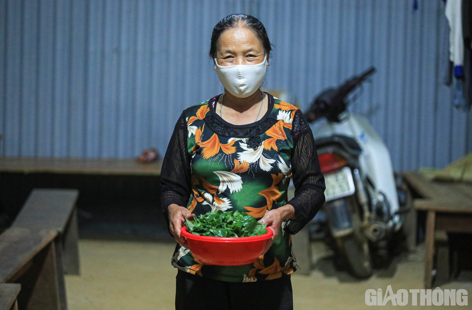 Cầm tr&ecirc;n tay rổ rau tầm b&oacute;p vừa h&aacute;i được gần khu l&aacute;n trại, U Mai thổ lộ: &ldquo;Biền biệt với c&ocirc;ng trường Bắc - Nam, mỗi năm chỉ về 1 - 2 lần. Xa nh&agrave;, xa con, xa gia đ&igrave;nh, nhiều khi cũng buồn đến mất ngủ, song ở qu&ecirc; cứ b&aacute;m v&agrave;o mấy s&agrave;o ruộng cũng chẳng được l&agrave; bao, chăn b&ograve;, chăn b&ecirc; cả năm cũng chỉ được hơn chục triệu/năm. C&aacute;i kh&oacute; đ&oacute; gi&uacute;p U bền bỉ hơn với c&ocirc;ng trường&rdquo;.