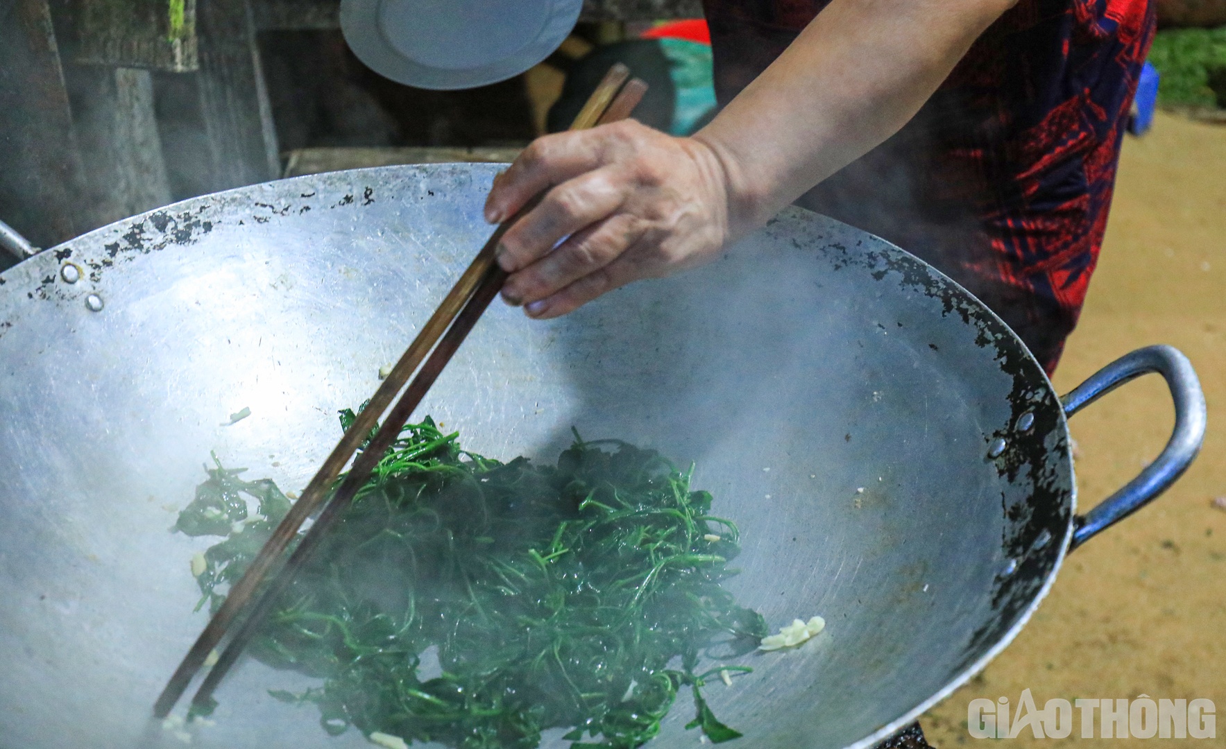 C&aacute;c m&oacute;n cơ bản: trứng, thịt, rau, dưa c&agrave;,&hellip; được U Mai v&agrave; U Quy&ecirc;n chuẩn bị nhanh ch&oacute;ng trong khoảng hai tiếng đồng hồ.