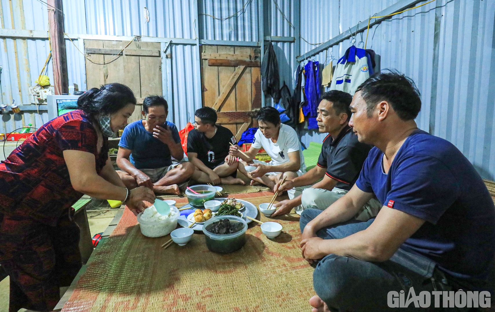 Với những nh&oacute;m kỹ sư, c&ocirc;ng nh&acirc;n đ&ocirc;ng hơn, U Mai v&agrave; U Quy&ecirc;n sẽ dọn theo m&acirc;m để mọi người qu&acirc;y quần r&ocirc;m rả sau những giờ l&agrave;m việc mệt nhọc.