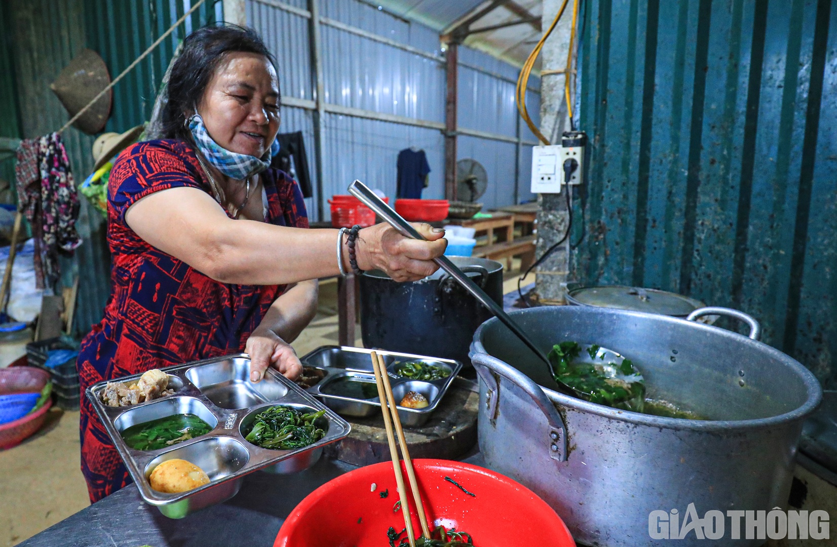 Đ&oacute;n PV v&agrave;o l&uacute;c tất bật chuẩn bị bữa cơm chiều nhưng U Quy&ecirc;n (57 tuổi, tr&uacute; tại Nho Quan, Ninh B&igrave;nh) vẫn nở nụ cười tươi r&oacute;i. Cầm tr&ecirc;n tay khay cơm đang chuẩn bị dở, U Quy&ecirc;n cho biết, thời gian &ldquo;đầu qu&acirc;n&rdquo; cho nh&agrave; thầu đến nay l&agrave; 5 năm, 2 năm trong đ&oacute; gắn b&oacute; với đại c&ocirc;ng trường cao tốc Bắc - Nam.