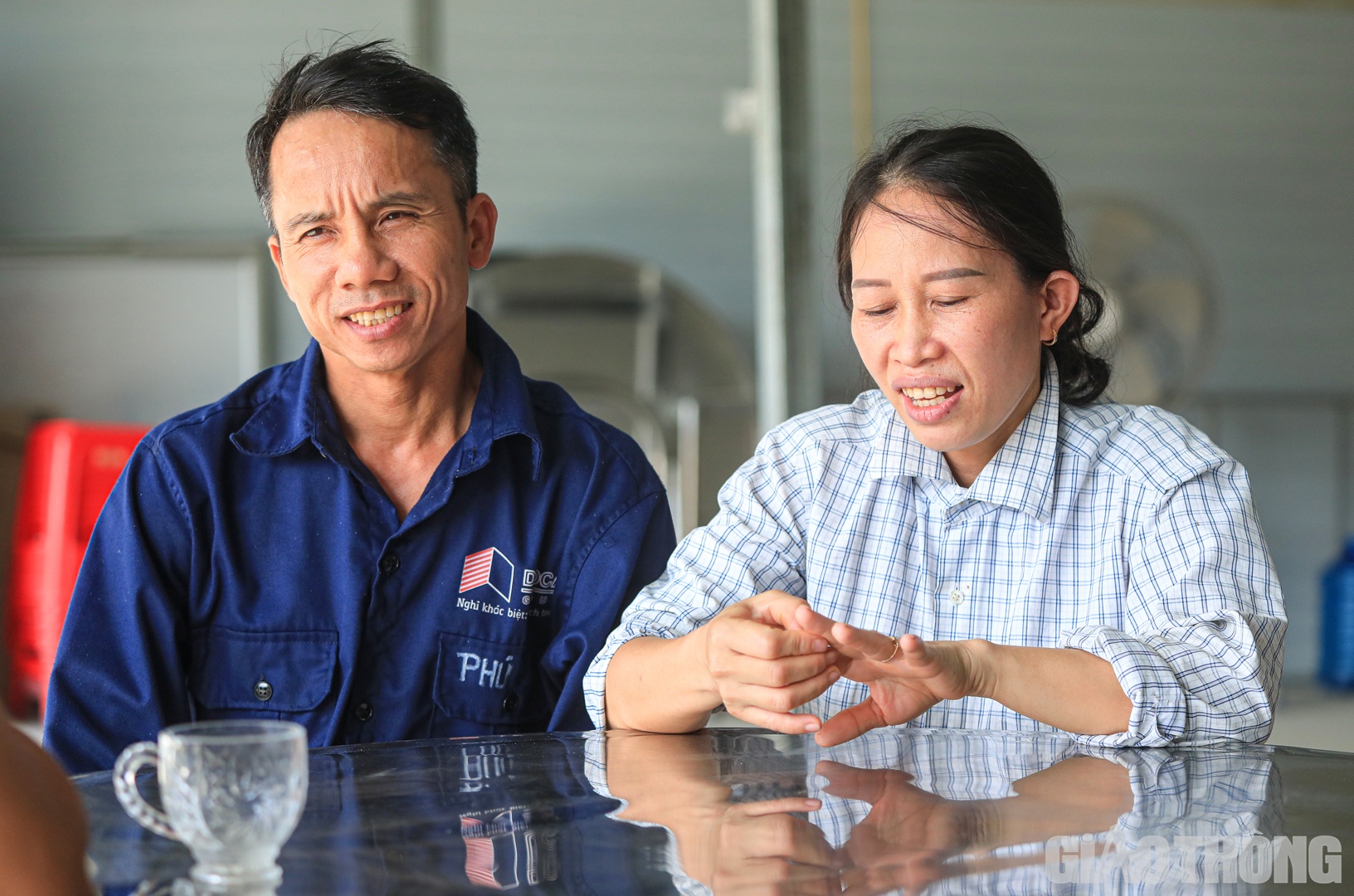 Tất bật c&ugrave;ng tổ cấp dưỡng phục vụ ăn uống cho cả trăm người n&ecirc;n d&ugrave; nh&agrave; chỉ c&aacute;ch c&ocirc;ng trường c&oacute; 2 km, cả tuần cũng chỉ xin chỉ huy c&ocirc;ng trường về thăm c&aacute;c con tranh thủ. 
"M&ocirc;i trường n&agrave;y kh&oacute; tr&aacute;nh khỏi &aacute;p lực nhưng mỗi ng&agrave;y thức dậy hoặc đi trước giờ đi l&agrave;m, hai vợ chồng ngồi với nhau ăn bữa cơm, mọi kh&oacute; khăn đều tan biến v&agrave; cũng tự h&agrave;o khi được đ&oacute;ng g&oacute;p một phần c&ocirc;ng sức v&agrave;o c&ocirc;ng tr&igrave;nh trọng điểm&rdquo;, chị Vinh n&oacute;i.