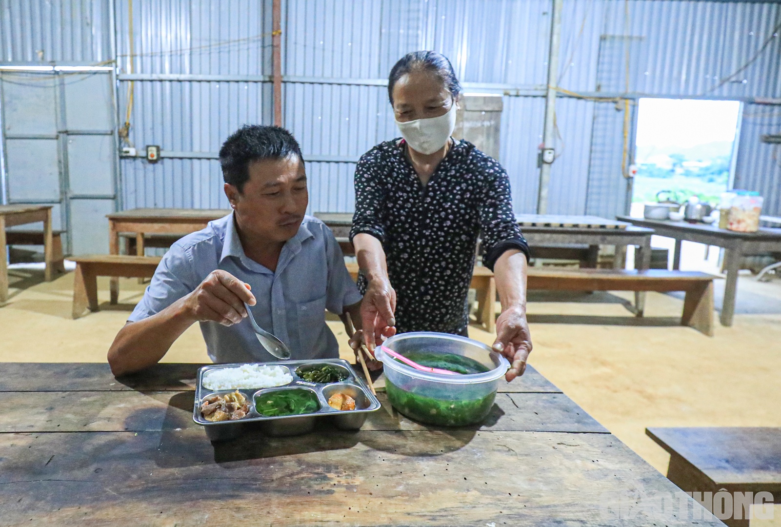 Việc tổ chức ăn uống tại l&aacute;n trại cũng được &ldquo;hai chị nu&ocirc;i&rdquo; sắp xếp linh hoạt. Đồ ăn sẽ được l&ecirc;n khay với những người l&agrave;m ca về lẻ tẻ.