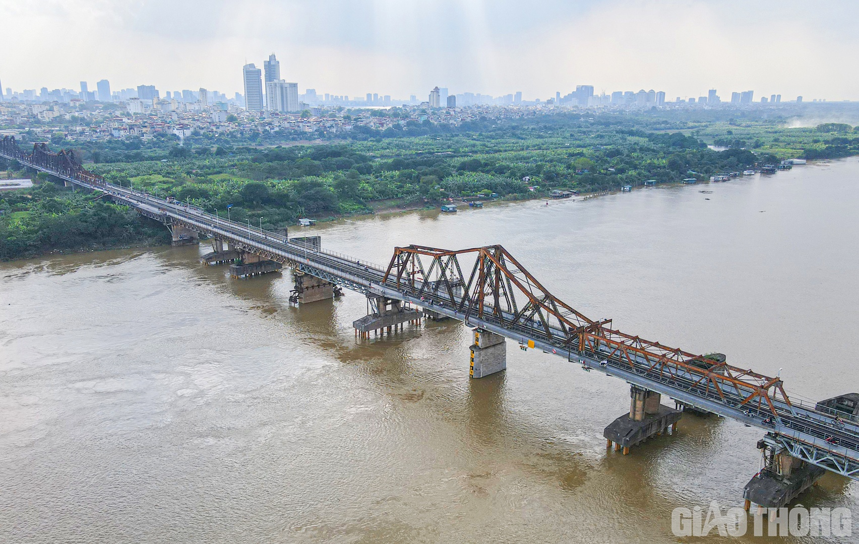 Trong th&aacute;ng 5 vừa qua, cầu Long Bi&ecirc;n đ&atilde; li&ecirc;n tiếp xảy ra 2 vụ sập tấm đan tr&ecirc;n lối đi d&agrave;nh cho người đi bộ v&agrave; mặt đường bộ d&agrave;nh cho xe m&aacute;y, xe th&ocirc; sơ lưu th&ocirc;ng, uy hiếp ATGT.