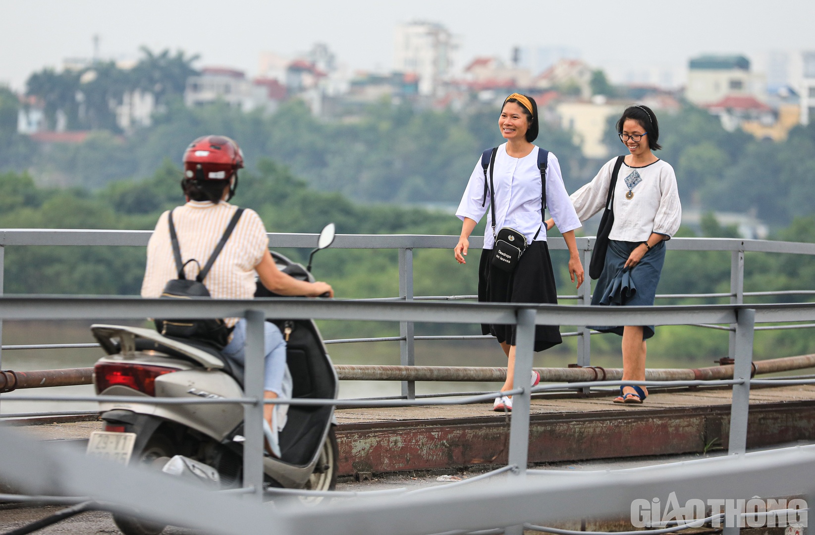 Đ&aacute;ng ch&uacute; &yacute;, nhiều vị tr&iacute; tấm đan đ&atilde; bị vỡ, trơ l&otilde;i sắt n&ecirc;n kh&ocirc;ng chịu được tải trọng lớn khi c&oacute; nhiều người đi l&ecirc;n c&ugrave;ng l&uacute;c.