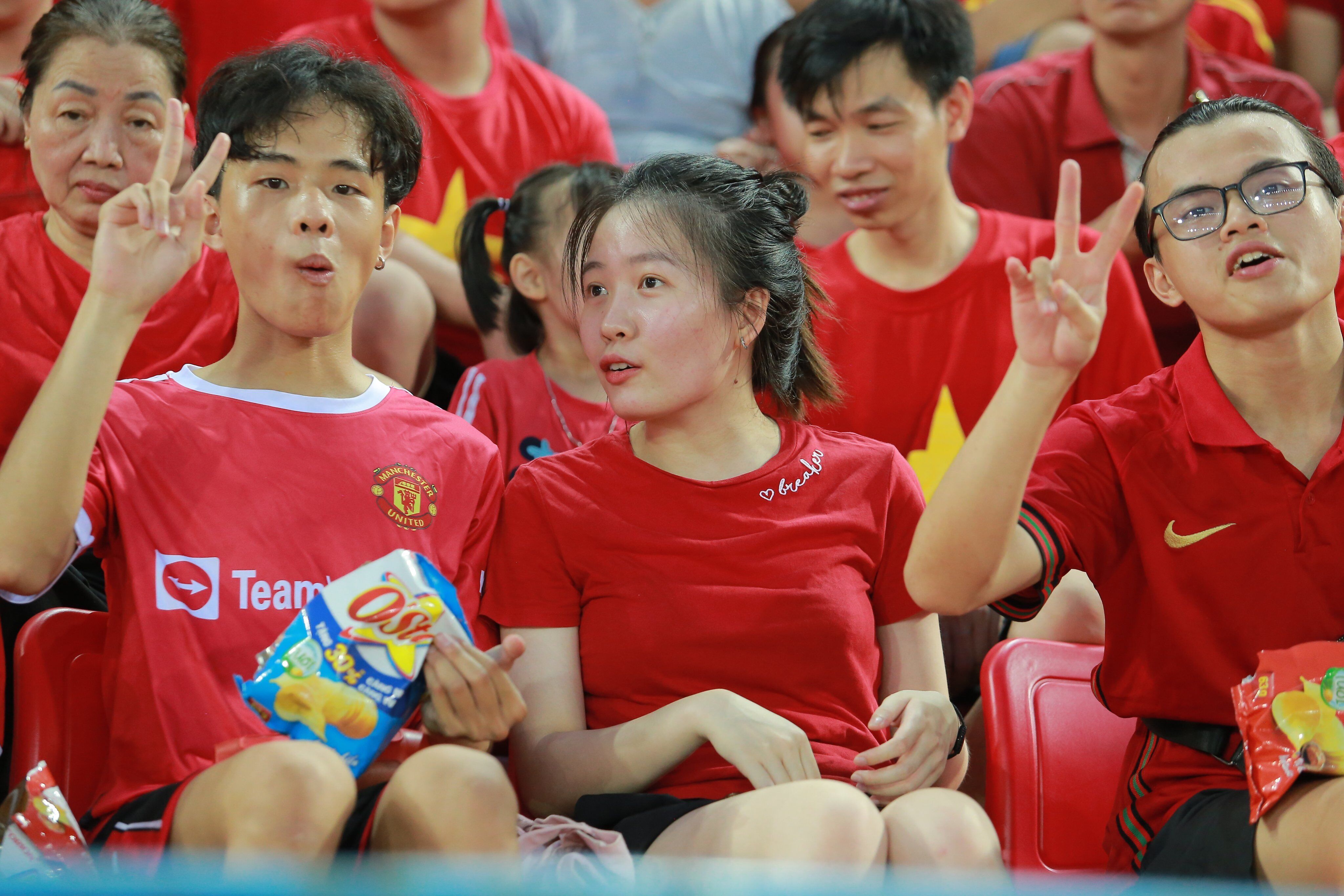 Kể từ thời điểm V-League 2022 tạm dừng v&agrave;o hồi th&aacute;ng 3, s&acirc;n Lạch Tray chưa từng chứng kiến bầu kh&ocirc;ng kh&iacute; s&ocirc;i động như vậy.