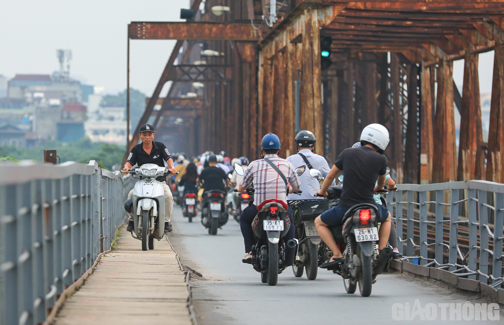 Kh&ocirc;ng chỉ c&oacute; người đi bộ, nhiều xe m&aacute;y c&ograve;n leo l&ecirc;n lối bộ h&agrave;nh để xuống b&atilde;i giữa s&ocirc;ng Hồng, g&acirc;y &aacute;p lực kh&ocirc;ng nhỏ cho c&aacute;c tấm đan.