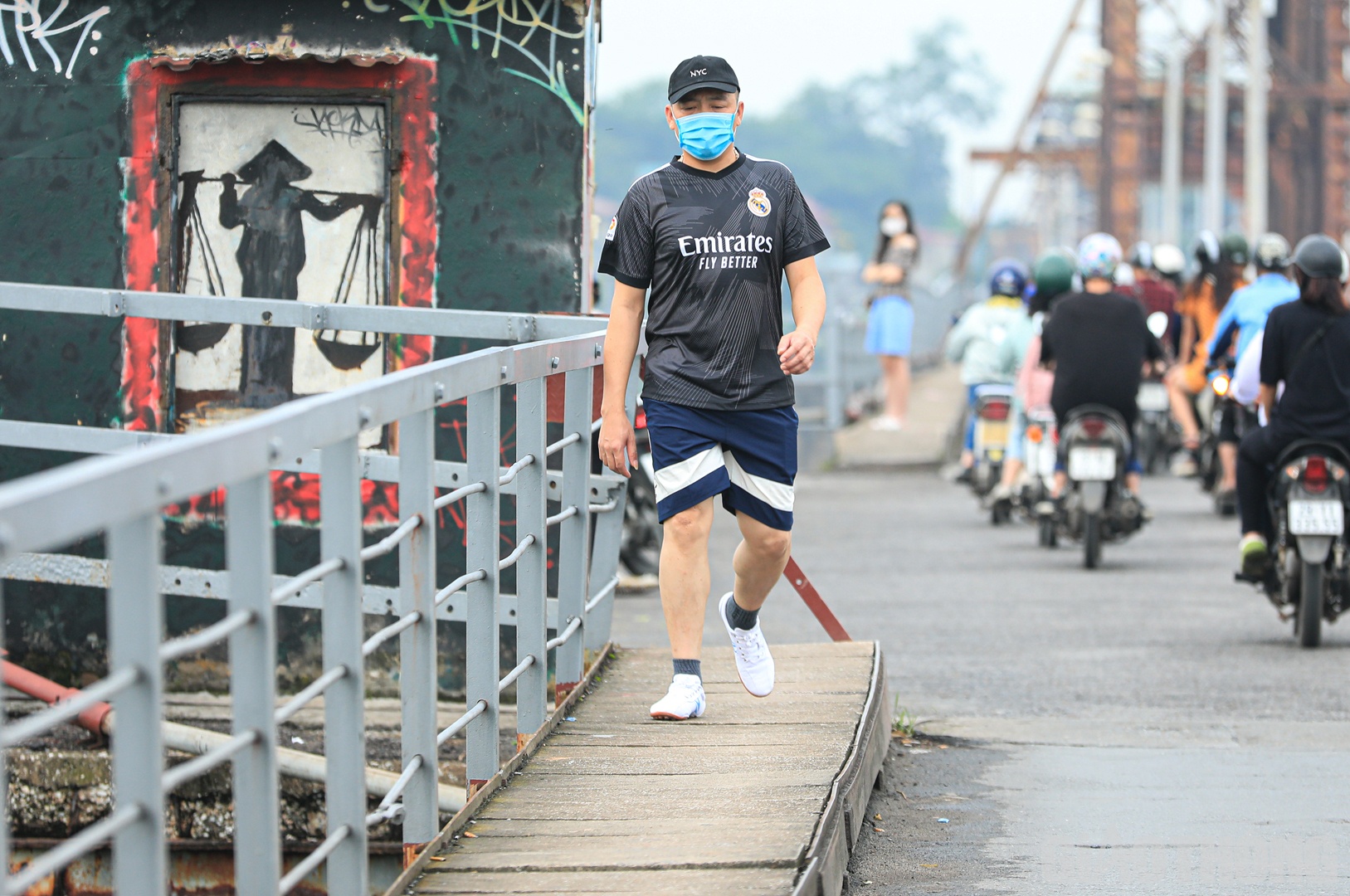 Đi bộ thể dục tr&ecirc;n cầu Long Bi&ecirc;n đ&atilde; trở th&agrave;nh th&oacute;i quen của nhiều người.