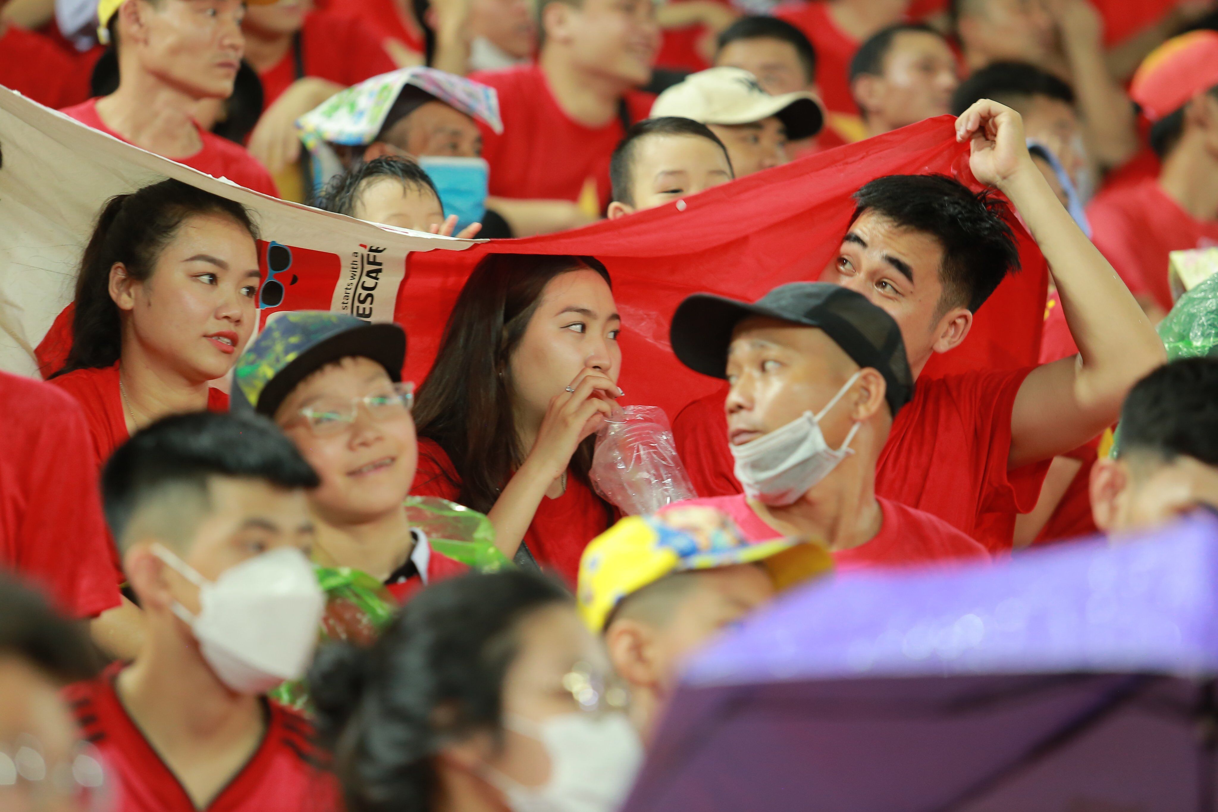 Một CĐV nữ chia sẻ, c&ocirc; thường xuy&ecirc;n tới cổ vũ c&aacute;c trận đấu tr&ecirc;n s&acirc;n nh&agrave; của Hải Ph&ograve;ng FC.