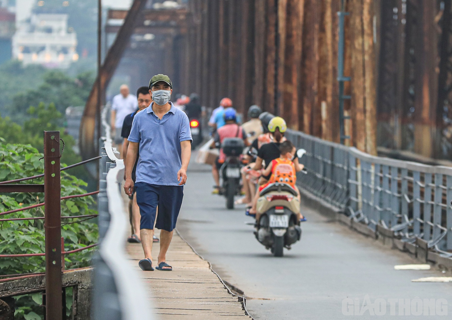 Tuy nhi&ecirc;n, theo ghi nhận của PV B&aacute;o Giao th&ocirc;ng v&agrave;o mỗi chiều, nhiều người vẫn v&ocirc; tư đi bộ, h&oacute;ng gi&oacute;, tập thể dục... tr&ecirc;n cầu.