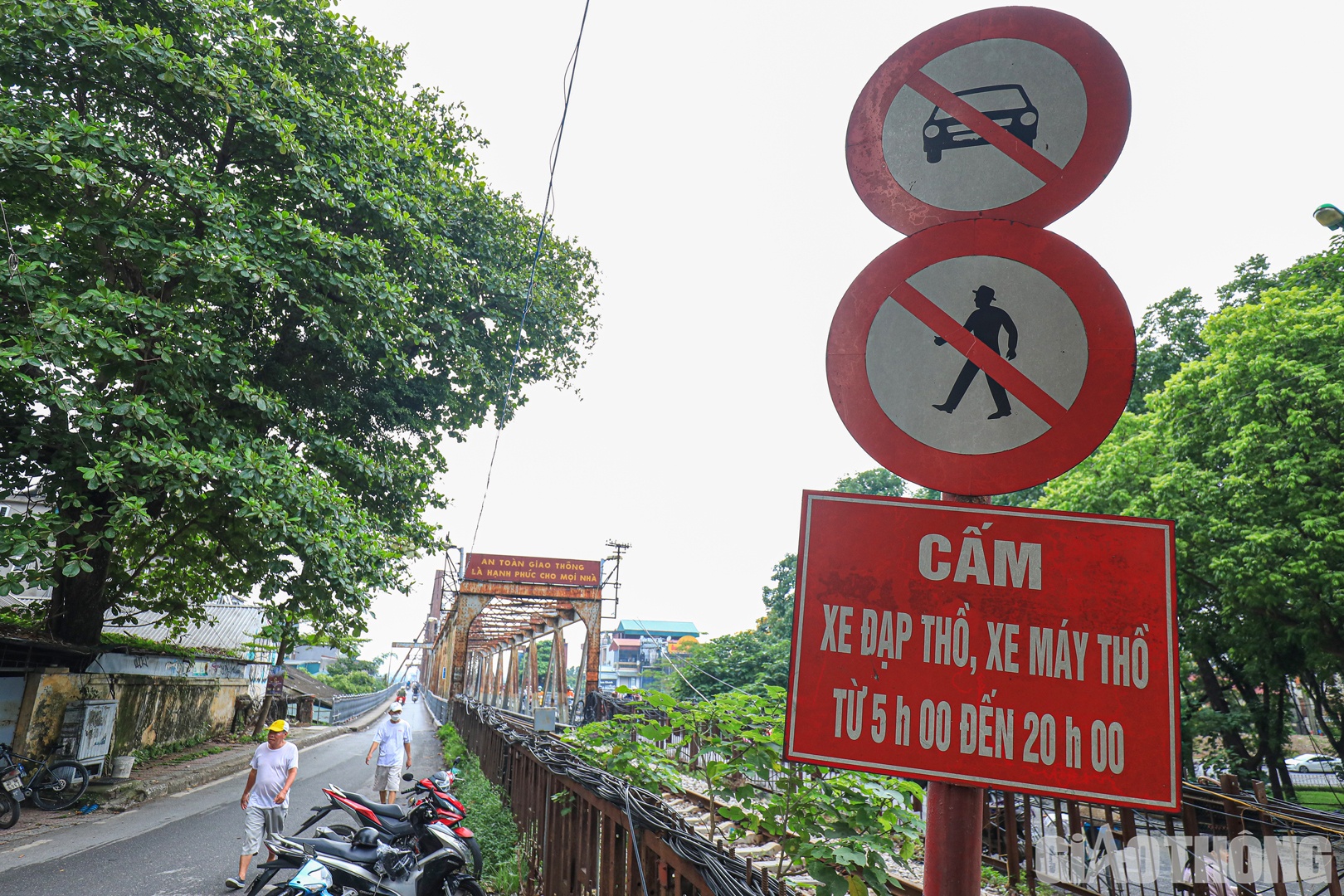 Sau hơn 120 năm sử dụng, cầu Long Bi&ecirc;n bắc qua s&ocirc;ng Hồng (H&agrave; Nội) đ&atilde; xuống cấp nghi&ecirc;m trọng nhưng h&agrave;ng ng&agrave;y vẫn "g&aacute;nh" tr&ecirc;n m&igrave;nh h&agrave;ng chục ngh&igrave;n lượt phương tiện qua lại. Để giảm tải, ở hai đầu cầu đ&atilde; c&oacute; biển cấm người đi bộ, &ocirc; t&ocirc; cả ng&agrave;y v&agrave; cấm xe đạp thồ, xe m&aacute;y thồ từ 5h-20h.