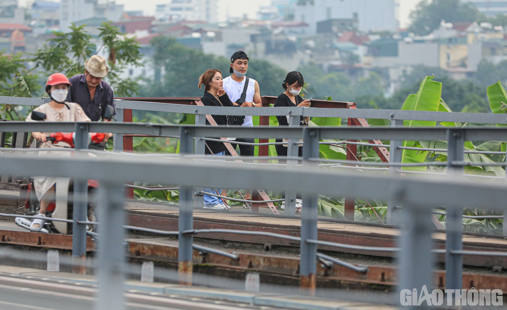 Kh&ocirc;ng kh&oacute; để bắt gặp h&igrave;nh ảnh c&aacute;c bạn trẻ rủ nhau l&ecirc;n cầu Long Bi&ecirc;n h&oacute;ng m&aacute;t, chụp ảnh.