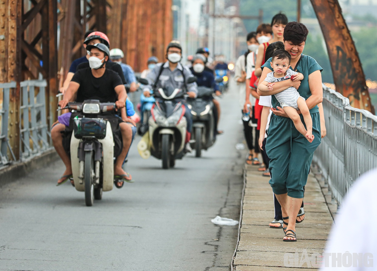 C&ugrave;ng gia đ&igrave;nh đi dạo, chị Nguyễn Thị Thu Hằng (quận Long Bi&ecirc;n) chia sẻ: "Nh&acirc;n dịp c&oacute; họ h&agrave;ng từ H&agrave; Giang xuống thăm n&ecirc;n t&ocirc;i đưa mọi người l&ecirc;n đ&acirc;y để giới thiệu về c&acirc;y cầu nổi tiếng v&agrave; cũng l&agrave; "chứng nh&acirc;n lịch sử" của Thủ đ&ocirc;. Cũng kh&aacute; bất ngờ khi biết c&oacute; quy định cấm người đi bộ tr&ecirc;n cầu Long Bi&ecirc;n. Hy vọng rằng lực lượng chức năng sẽ tăng cường tuy&ecirc;n truyền hơn nữa để người d&acirc;n nắm được r&otilde; hơn".