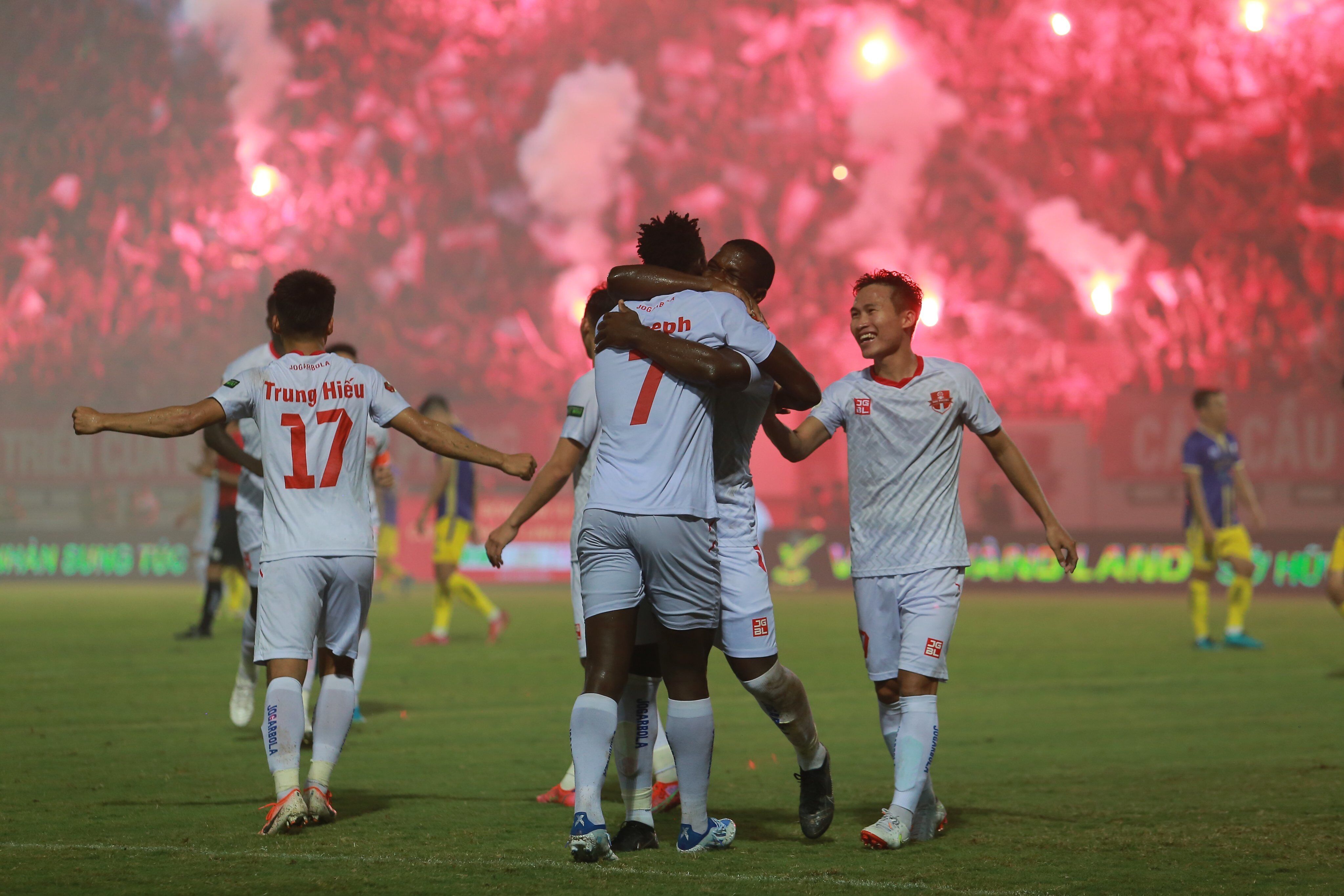 Dưới s&acirc;n, Hải Ph&ograve;ng thi đấu tưng bừng, c&oacute; 2 b&agrave;n thắng v&agrave;o lưới đối thủ nhưng cũng để đối phương chọc thủng lưới 2 lần.