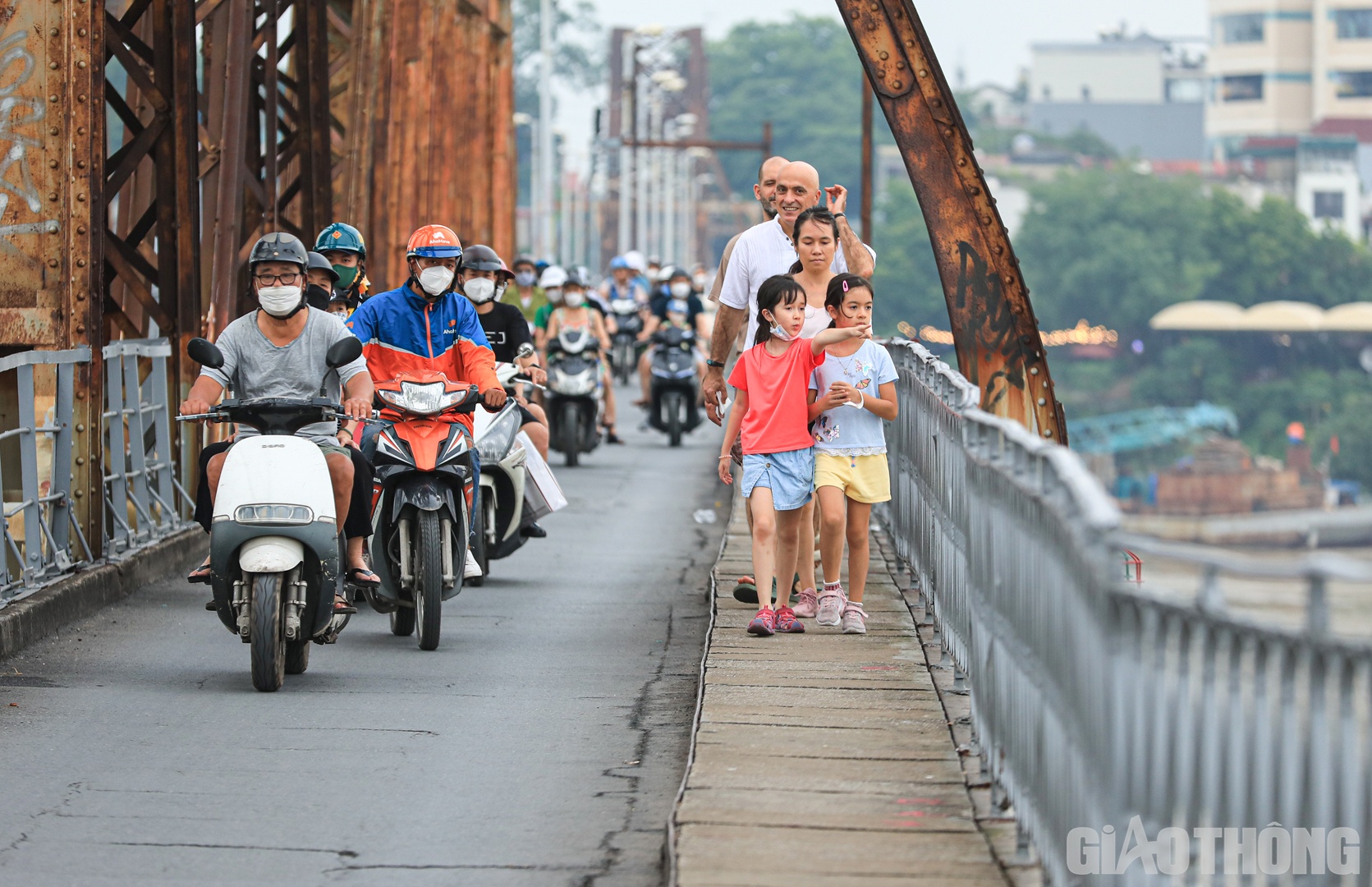 Việc người d&acirc;n đi bộ tr&ecirc;n c&aacute;c tấm đan b&ecirc; t&ocirc;ng lưới, mỏng tiềm ẩn nhiều nguy hiểm.