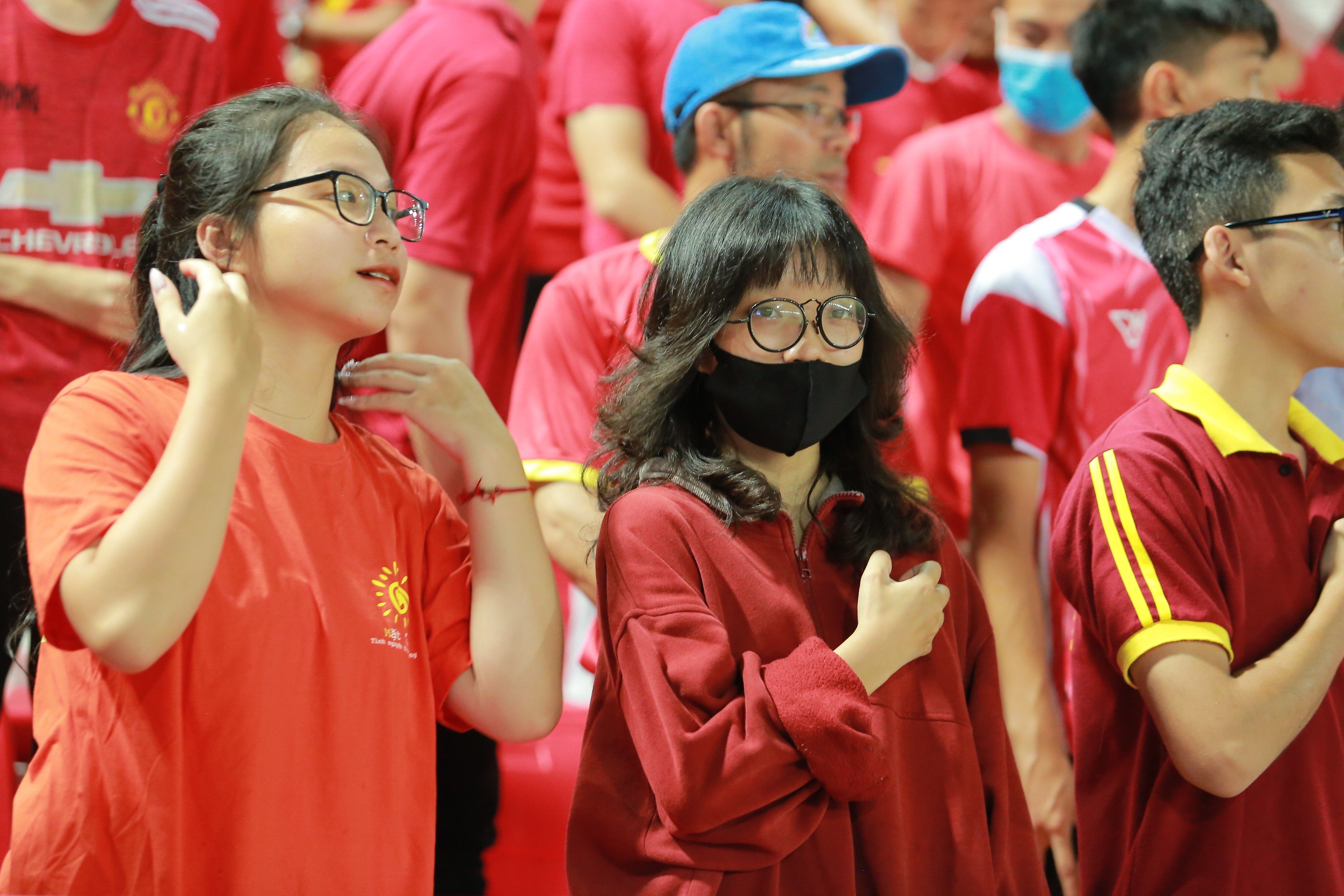 Những nữ kh&aacute;n giả chăm ch&uacute; theo d&otilde;i từng t&igrave;nh huống tr&ecirc;n s&acirc;n.