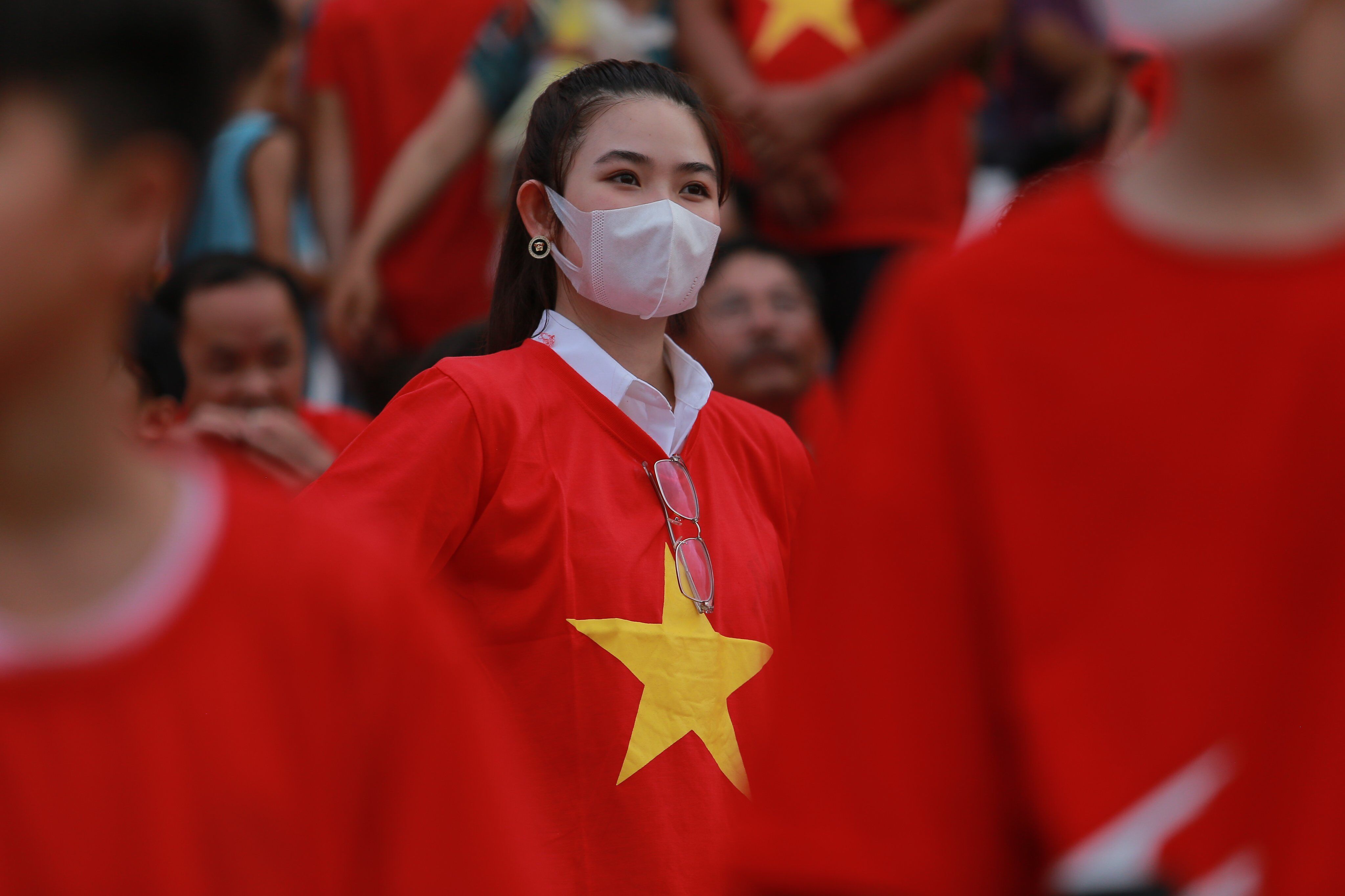 Chiều 10/6, tại s&acirc;n Lạch Tray (Hải Ph&ograve;ng) đ&atilde; diễn ra trận đấu cuối c&ugrave;ng Giải b&oacute;ng đ&aacute; Tứ h&ugrave;ng C&uacute;p S&acirc;m Ngọc Linh Kon Tum K5 2022 giữa H&agrave; Nội FC v&agrave; Hải Ph&ograve;ng FC. Như c&aacute;c trận đấu trước, s&acirc;n Hải Ph&ograve;ng được phủ k&iacute;n một m&agrave;u đỏ.