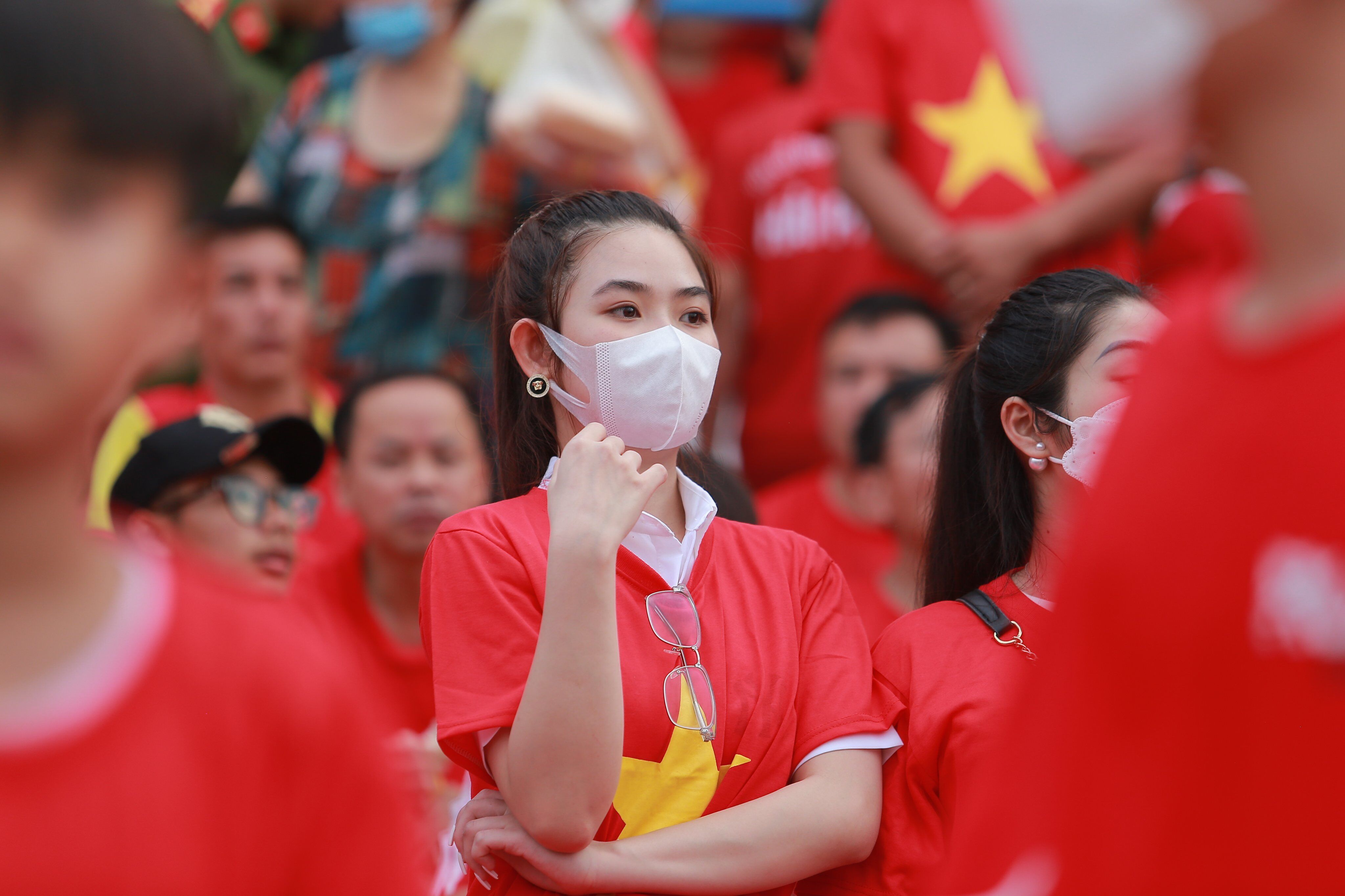 Trận đấu cuối c&ugrave;ng của giải c&ograve;n chứng kiến sự xuất hiện của nhiều hot-girl tr&ecirc;n kh&aacute;n đ&agrave;i. Điều n&agrave;y l&agrave;m tăng th&ecirc;m sắc m&agrave;u cho m&agrave;n tr&igrave;nh diễn của hai đội.