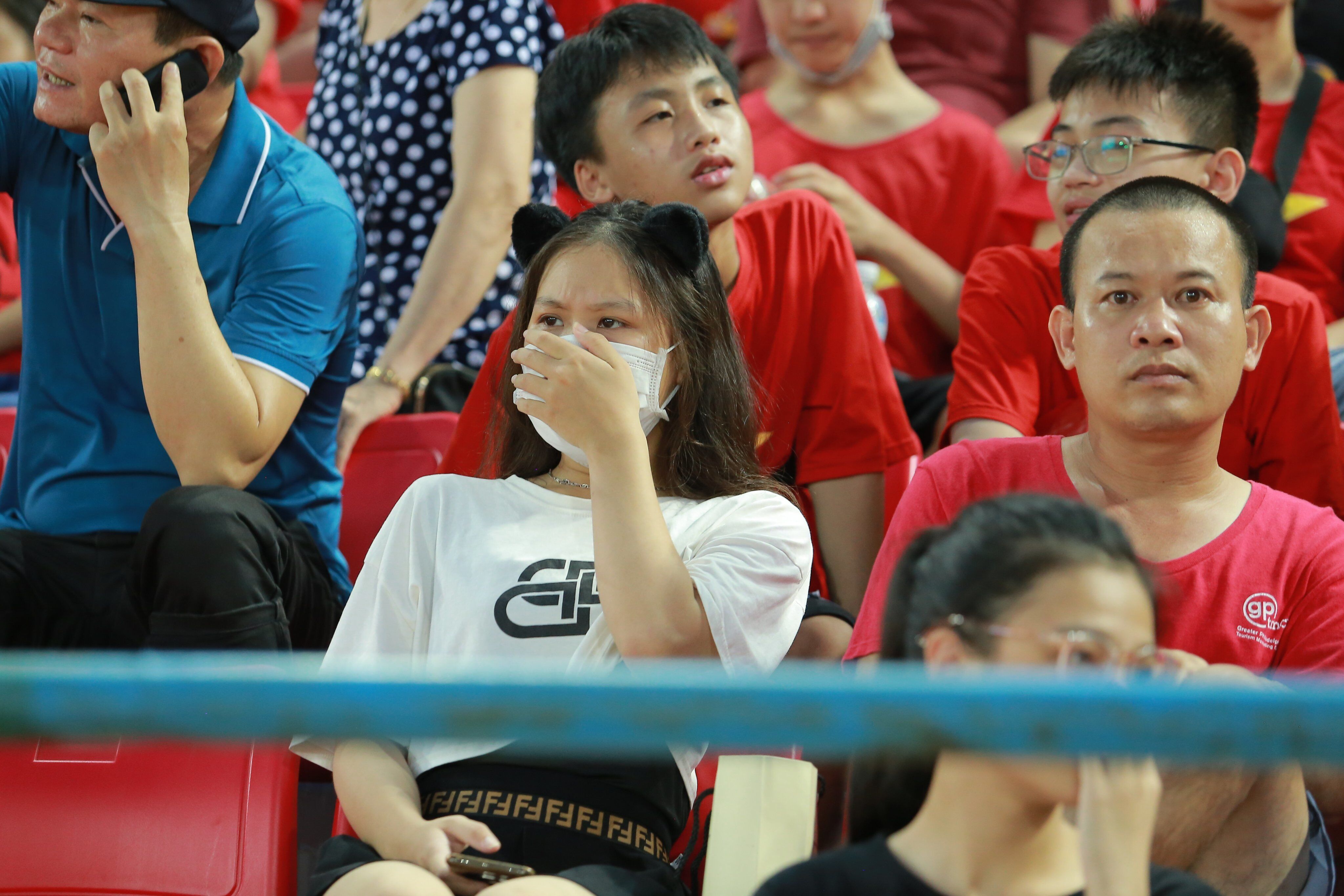 Nữ CĐV hiếm hoi kh&ocirc;ng mặc &aacute;o đỏ tr&ecirc;n kh&aacute;n đ&agrave;i.