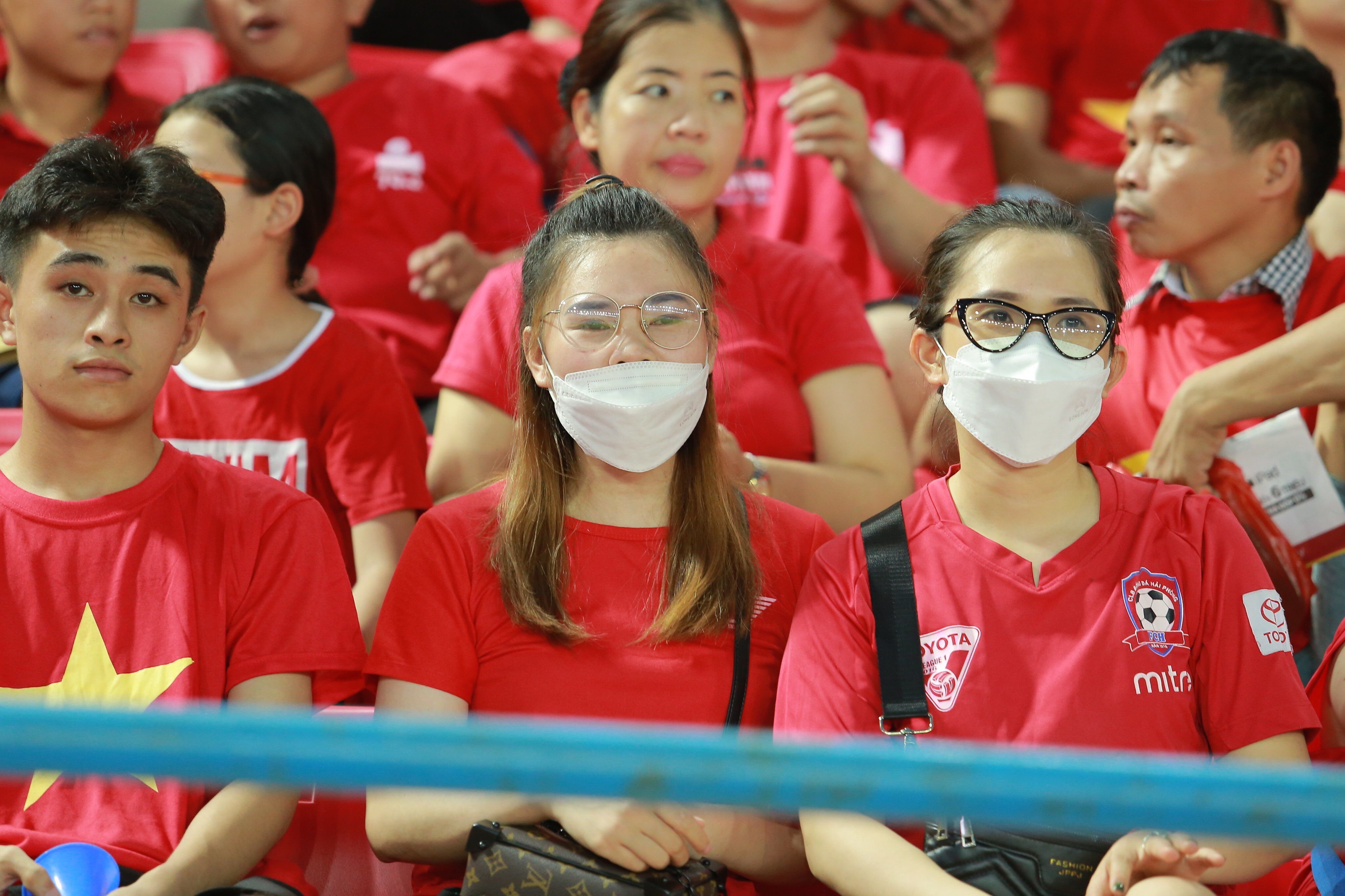 D&ugrave; t&igrave;nh h&igrave;nh dịch bệnh đ&atilde; được kiểm so&aacute;t nhưng nhiều nữ CĐV vẫn đeo khẩu trang.