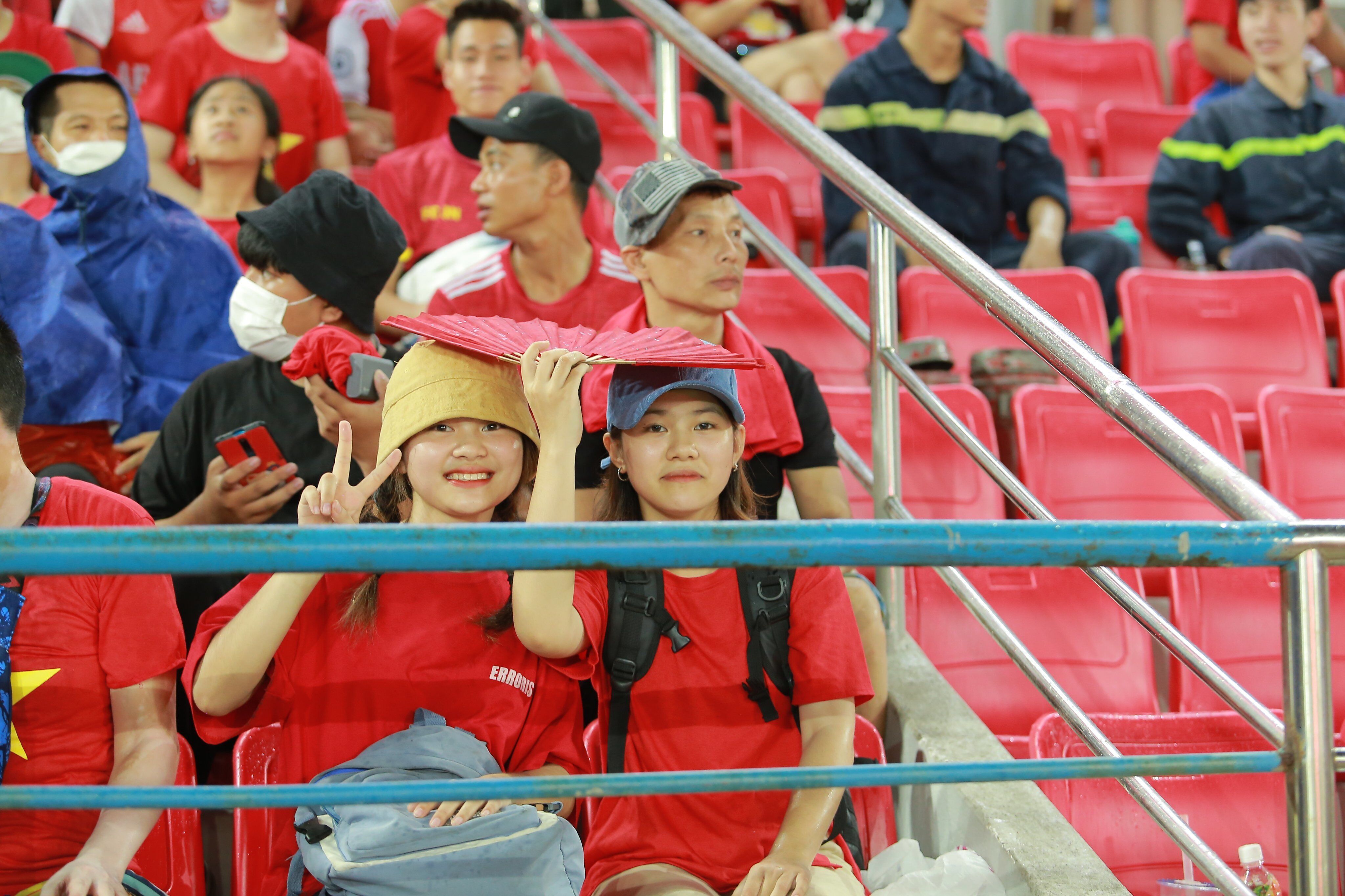 Một CĐV tươi cười khi thấy ống k&iacute;nh ph&oacute;ng vi&ecirc;n hướng về ph&iacute;a m&igrave;nh.