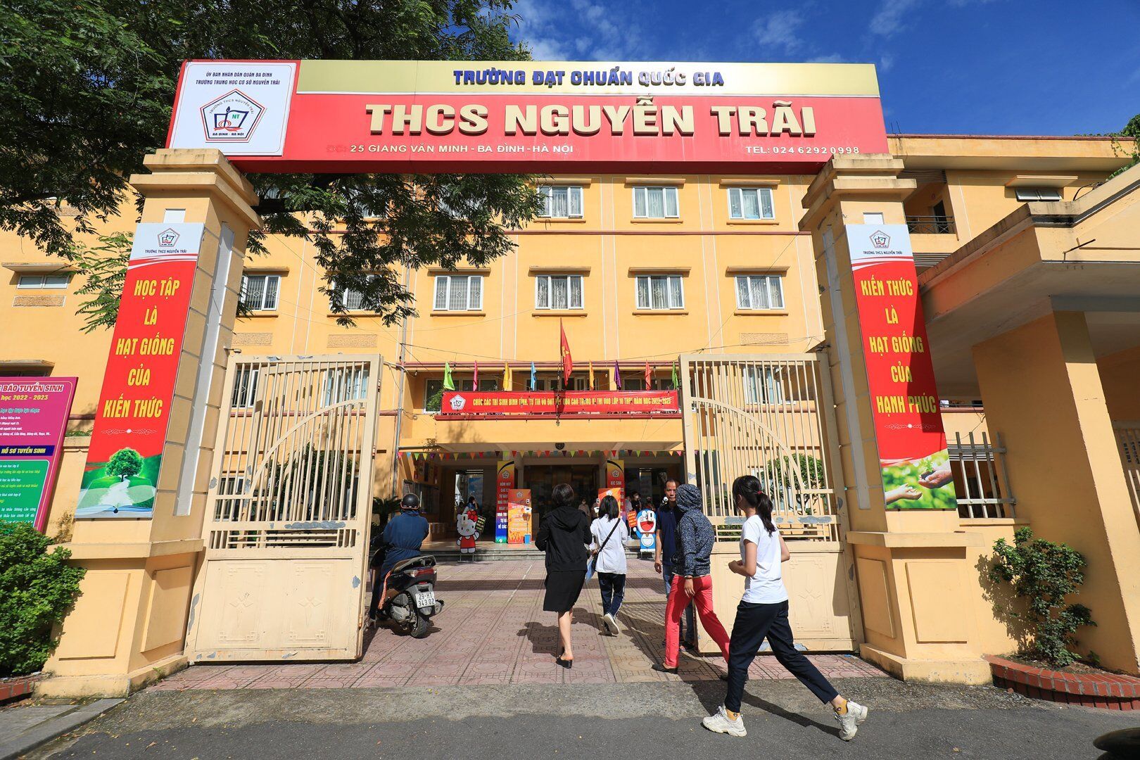 Những th&iacute; sinh đầu ti&ecirc;n sải bước v&agrave;o điểm thi THPS Nguyễn Tr&atilde;i (Ba Đ&igrave;nh) với t&acirc;m thế sẵn s&agrave;ng