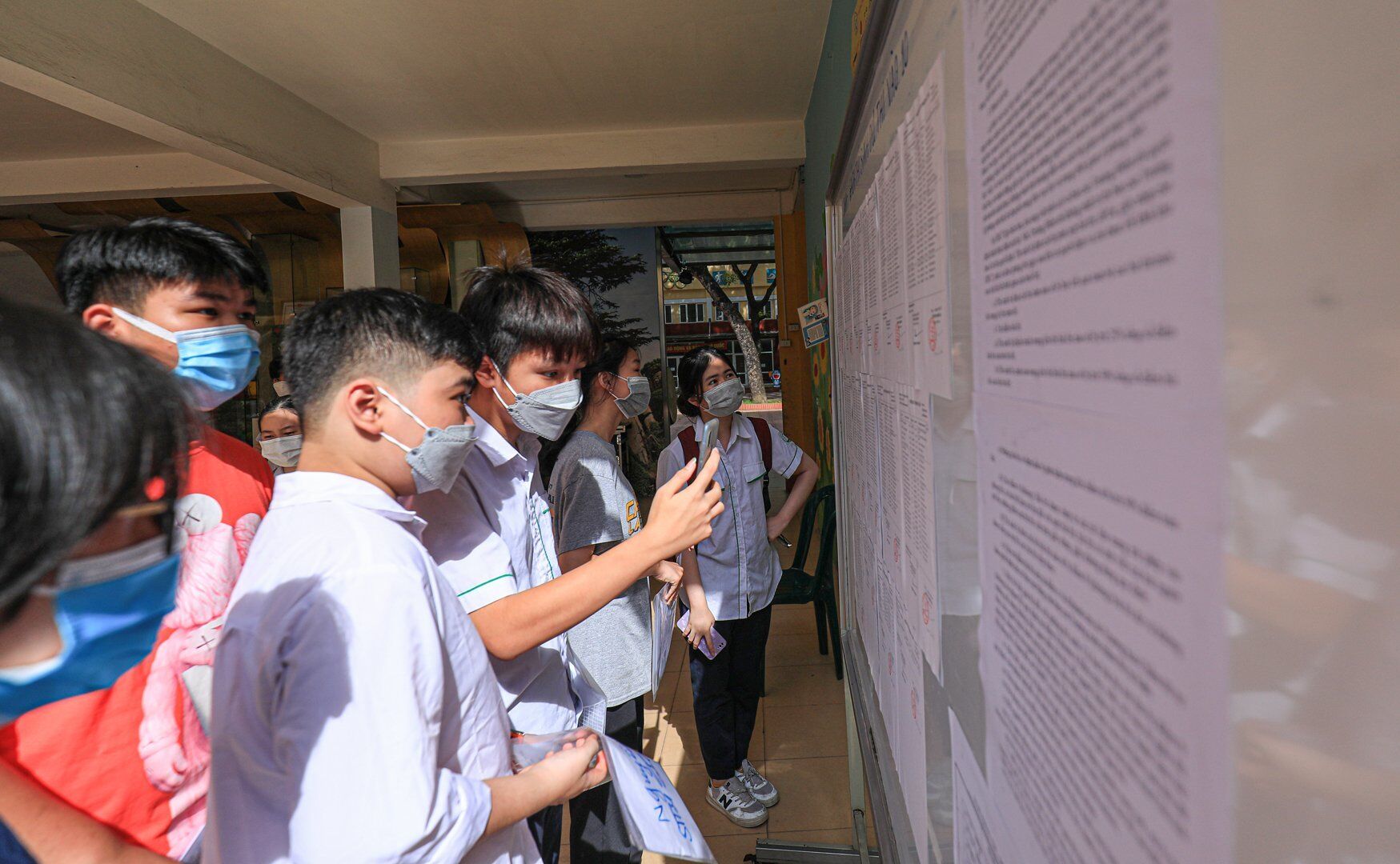 C&aacute;c em nhanh ch&oacute;ng r&agrave; so&aacute;t lại số b&aacute;o danh, ph&ograve;ng thi trước khi v&agrave;o ph&ograve;ng thi