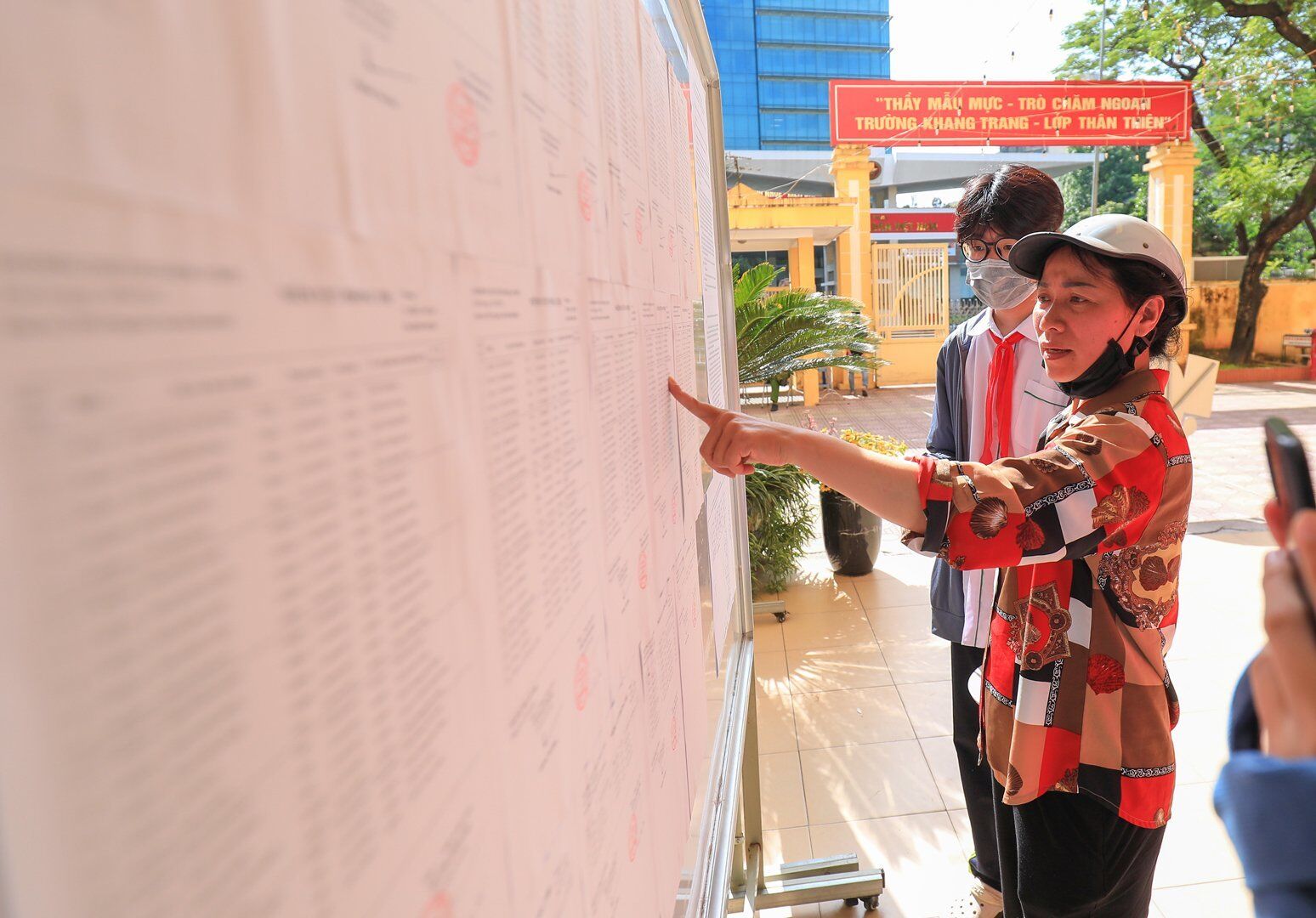 Nhiều phụ huynh cẩn thận gi&uacute;p con kiểm tra lại ch&iacute;nh x&aacute;c số b&aacute;o danh