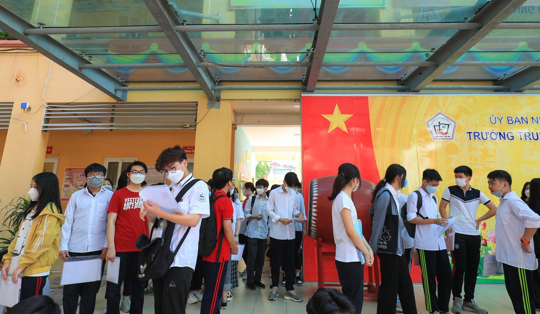 Những th&iacute; sinh đến điểm thi sớm, chờ gọi t&ecirc;n v&agrave;o ph&ograve;ng thi trong buổi tập trung nghe hướng dẫn nội quy thi