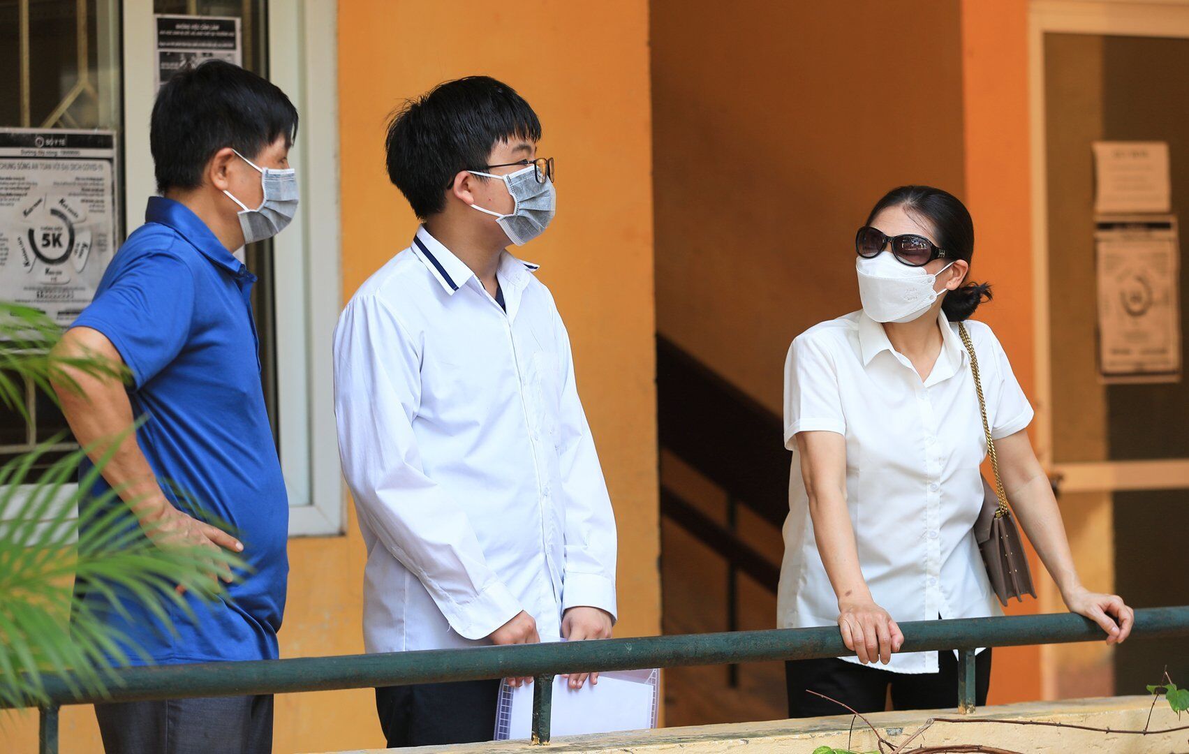 D&ugrave; lo lắng kh&ocirc;ng k&eacute;m nhưng nhiều bậc phụ huynh c&oacute; mặt để trấn an tinh thần con em trước buổi tập trung thi