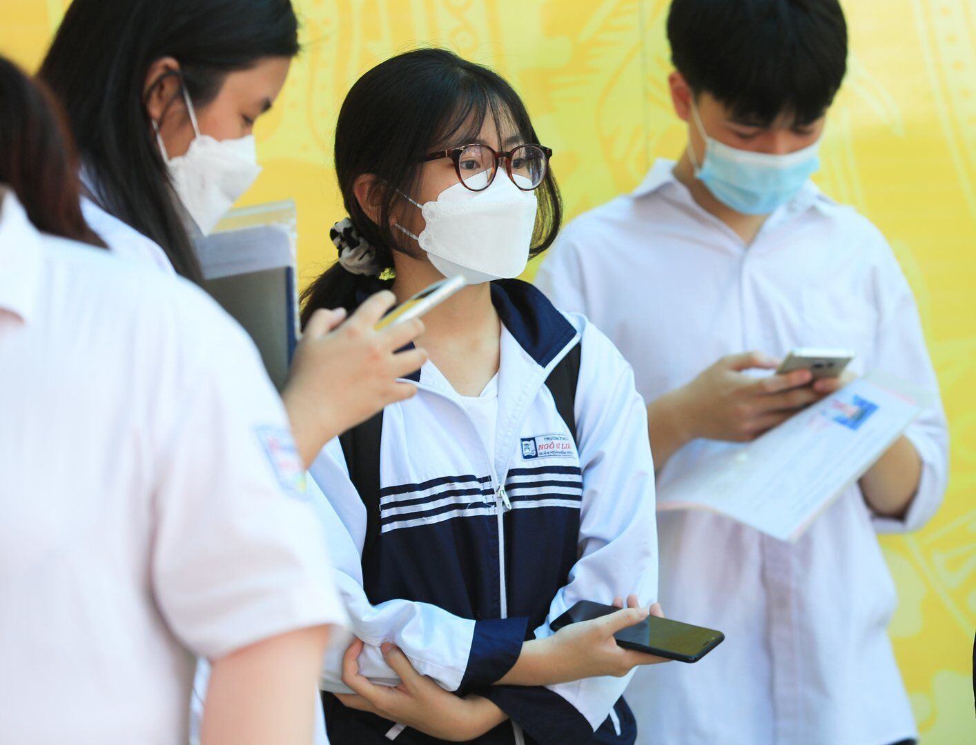 Một số th&iacute; sinh tỏ r&otilde; t&acirc;m l&yacute; hồi hộp, lo lắng trước kỳ thi mang t&iacute;nh quyết định n&agrave;y