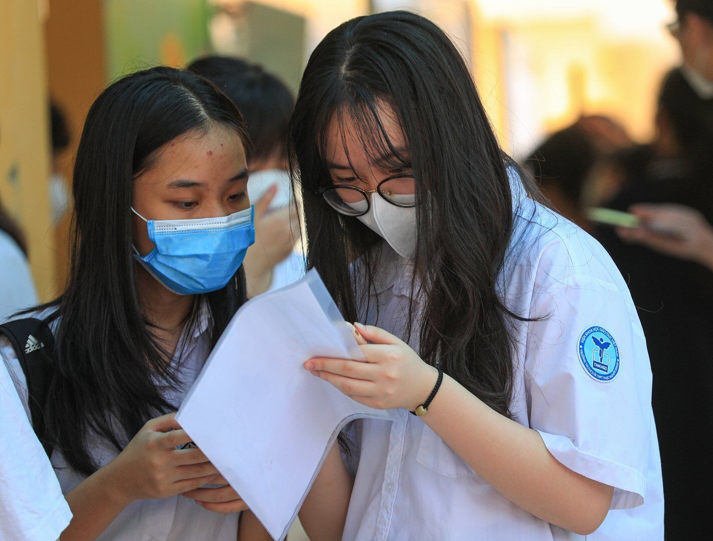 C&aacute;c nữ sinh trường THCS Thực nghiệm chia sẻ với nhau những th&ocirc;ng tin về kỳ thi