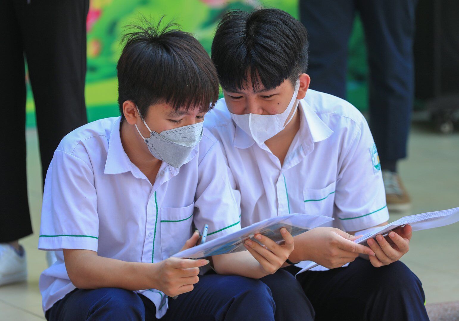 Hai nam sinh tranh thủ tr&ograve; chuyện trước giờ v&agrave;o ph&ograve;ng thi