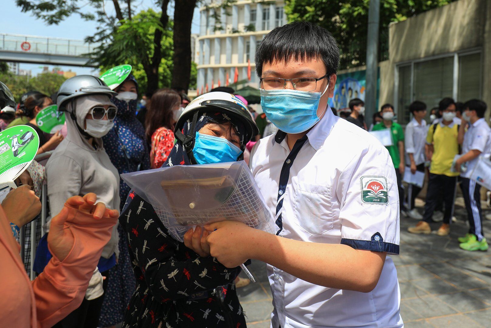 &Ocirc;m chầm lấy mẹ sau khi ho&agrave;n th&agrave;nh b&agrave;i thi, th&iacute; sinh L&ecirc; Đo&agrave;n Ho&agrave;ng Tuấn chia sẻ: "Đề thi Văn n&agrave;y rất ph&ugrave; hợp với lực học của em v&agrave; c&aacute;c bạn khi phải chịu 3 năm học online v&igrave; dịch Covid-19. Nội dung đề rơi đ&uacute;ng v&agrave;o b&agrave;i kỳ hai m&agrave; em được học trực tiếp, n&ecirc;n em hi vọng được tr&ecirc;n 7 điểm để đỗ trường THPT Cầu Giấy"