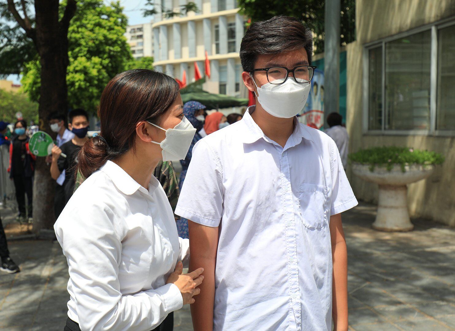 C&ugrave;ng chung t&acirc;m trạng, th&iacute; sinh Phạm Nhật Minh b&agrave;y tỏ: ""Đề v&agrave;o b&agrave;i M&ugrave;a xu&acirc;n nho nhỏ v&agrave; nghị luận x&atilde; hội về vẻ đẹp t&acirc;m hồn đều s&aacute;t với phần ch&uacute;ng em đ&atilde; được &ocirc;n tại trường. D&ugrave; c&acirc;u nghị luận x&atilde; hội c&oacute; hơi kh&oacute; một ch&uacute;t với em nhưng với c&aacute;c phần kh&aacute;c đều tương đối dễ"